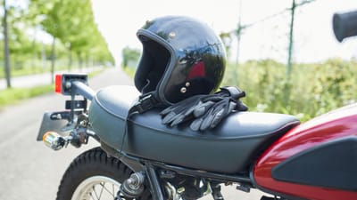 બાઇક અને સ્કૂટર ચલાવતા લોકો માટે હેલ્મેટ એ સલામતીનો મુખ્ય સાધન છે. પરંતુ સતત ઉપયોગ, ધૂળ, ઘામ અને પરસાથીને કારણે હેલ્મેટમાં ગંદકી અને દુર્ગંધ ભેગી થાય છે. (Image Credit Source: Social Media) 
