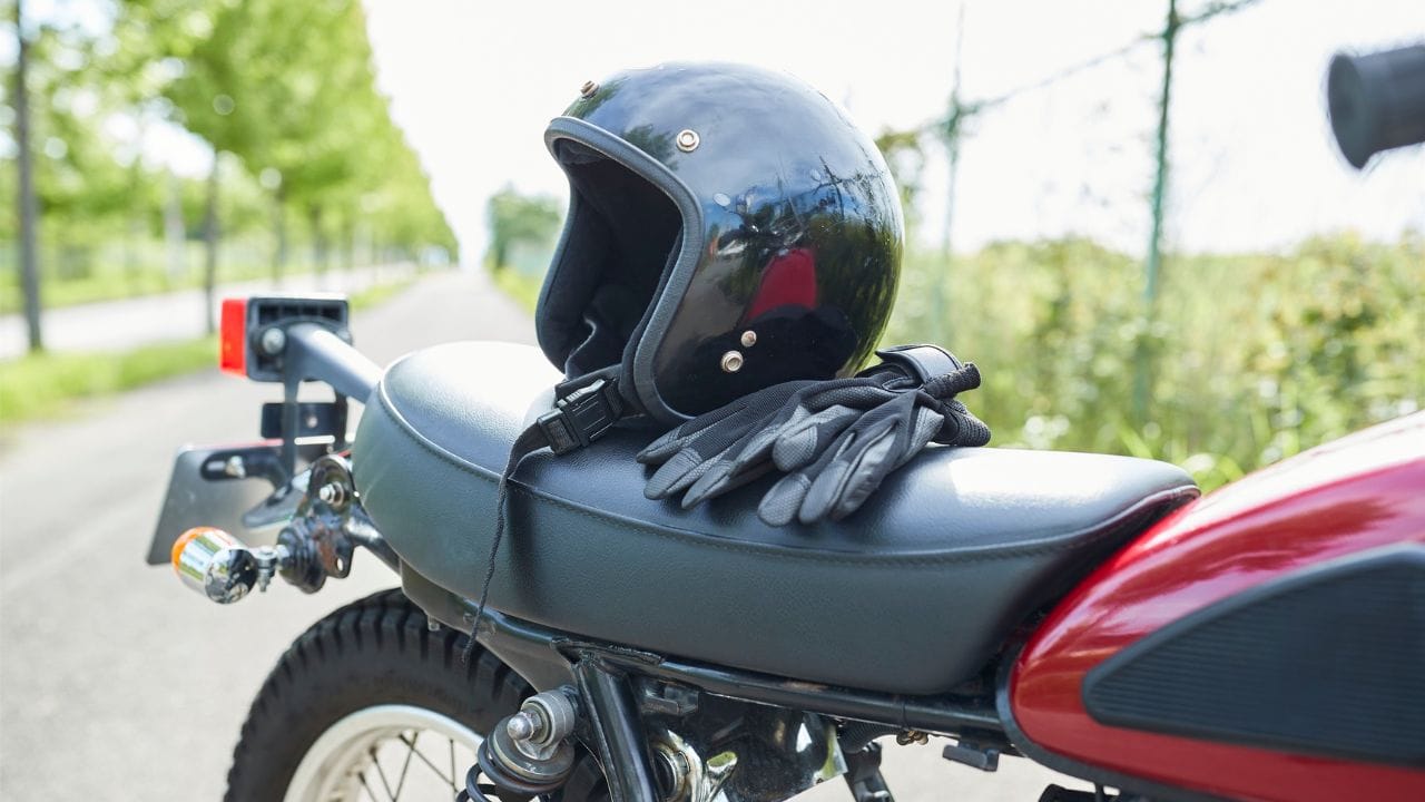 બાઇક અને સ્કૂટર ચલાવતા લોકો માટે હેલ્મેટ એ સલામતીનો મુખ્ય સાધન છે. પરંતુ સતત ઉપયોગ, ધૂળ, ઘામ અને પરસાથીને કારણે હેલ્મેટમાં ગંદકી અને દુર્ગંધ ભેગી થાય છે. (Image Credit Source: Social Media)