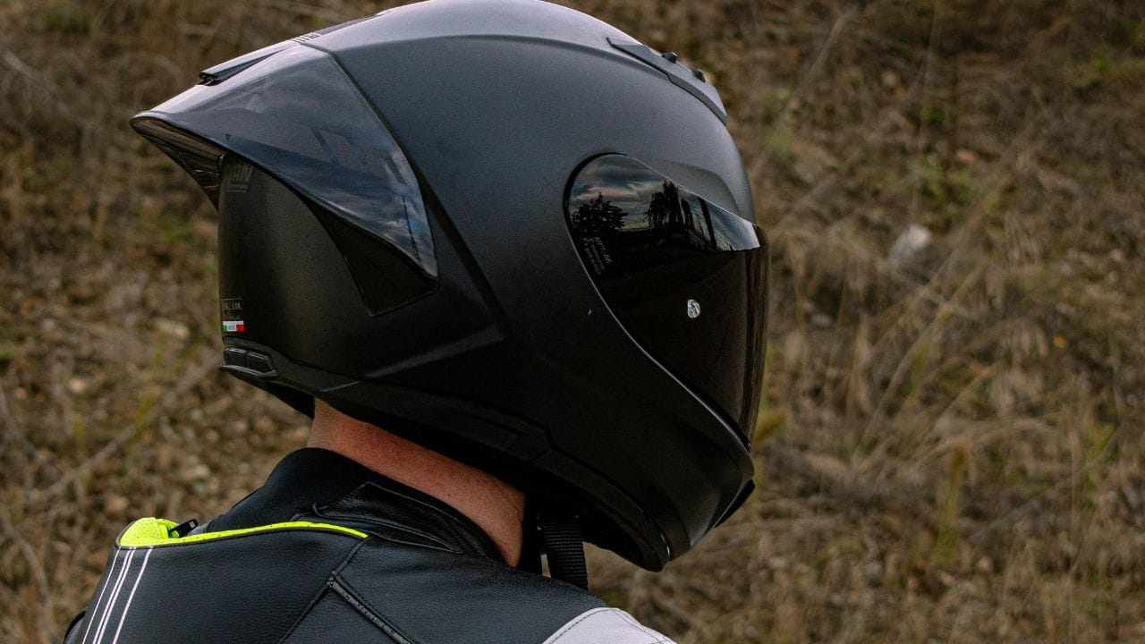 સૌપ્રથમ, હેલ્મેટના અંદરના પેડ અને લાઇનર દૂર કરો. વધુ પડેલા હેલ્મેટોમાં લાઇનર સરળતાથી બહાર કાઢી શકાય છે. (Image Credit Source: Social Media)
