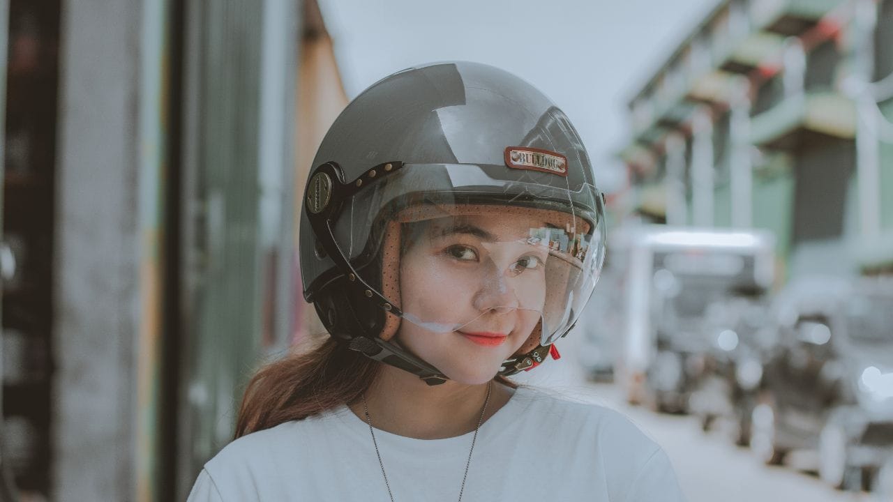 લાઇનરને ગરમ પાણીમાં થોડું માઈલ્ડ શેમ્પૂ કે સોપ ઉમેરી 15-20 મિનિટ ભિજવા દો. ત્યારબાદ હળવેથી હાથથી ધોઈને સ્વચ્છ પાણીથી ધોવીને ઠંડી હવામાં સૂકવા દો. (Image Credit Source: Social Media)
