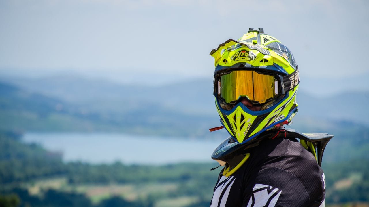 બીજું પગલું, હેલ્મેટની બાહ્ય શેલ સાફ કરવી. માઈલ્ડ સોપ અને નરમ કપડાનો ઉપયોગ કરો. (Image Credit Source: Social Media) 
