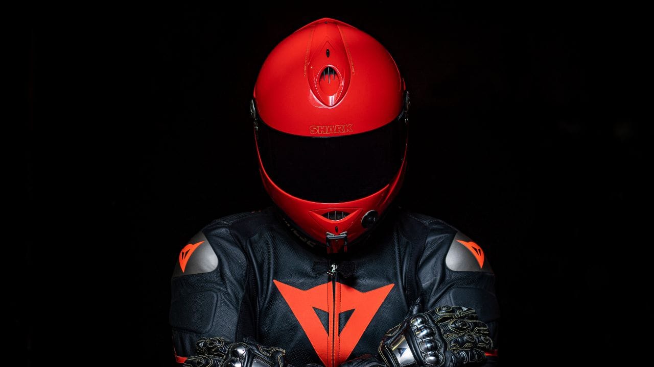 હાર્ડ કેમિકલ અથવા ક્લીનર લિક્વિડ ટાળો, કેમ કે તે હેલ્મેટની પેઇન્ટ અને મટિરિયલને નુકસાન પહોંચાડી શકે છે. (Image Credit Source: Social Media)
