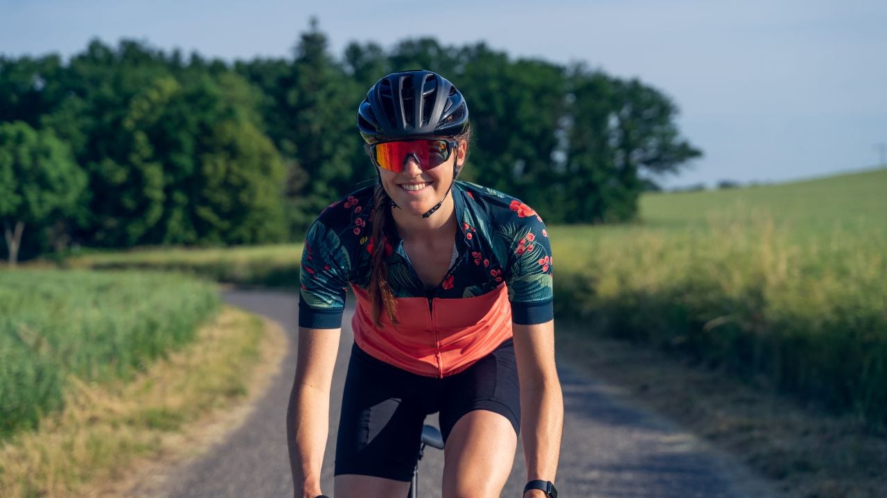 વિઝર (ચશ્મા)ને અલગ કાઢી નરમ કપડાથી સાફ કરો. જો ધૂળ અથવા દાગ લાગ્યા હોય તો તેને કાપડ વડે હળવા હાથે સાફ કરો, જેથી કોઈ સ્ક્રેચ ન પડે. (Image Credit Source: Social Media)
