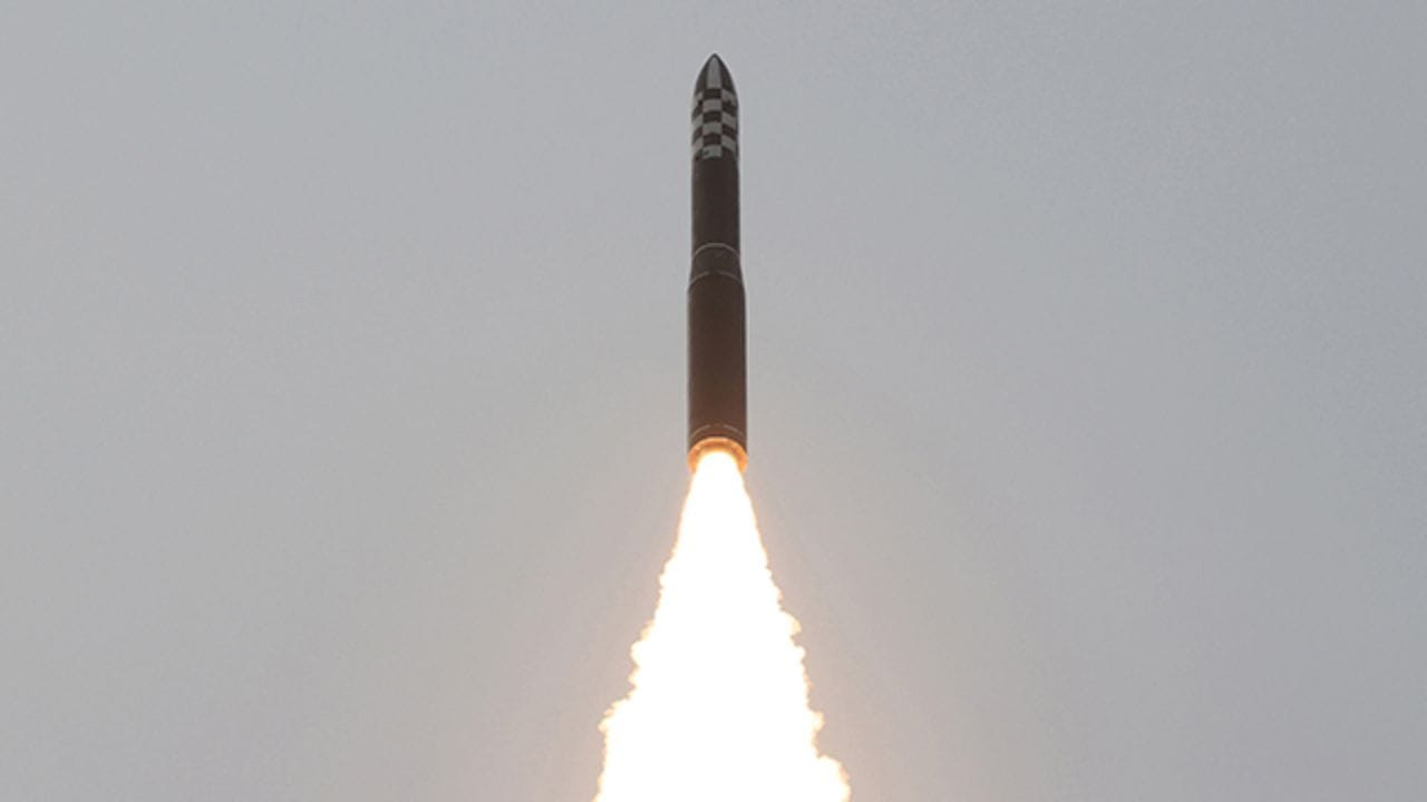 Hwasong-18 (નોર્થ કોરિયા): નોર્થ કોરિયાની આ પ્રથમ સોલિડ-ફ્યુઅલ (Solid-fuel) ICBM છે. સોલિડ ફ્યુઅલ હોવાને કારણે આ મિસાઇલને જૂના મોડલની સરખામણીમાં ઘણી ઝડપથી લોન્ચ કરી શકાય છે. તેને અગાઉથી તૈયાર રાખવી સરળ છે, જેના કારણે દુશ્મન માટે તેને રોકવી અત્યંત મુશ્કેલ બની જાય છે.