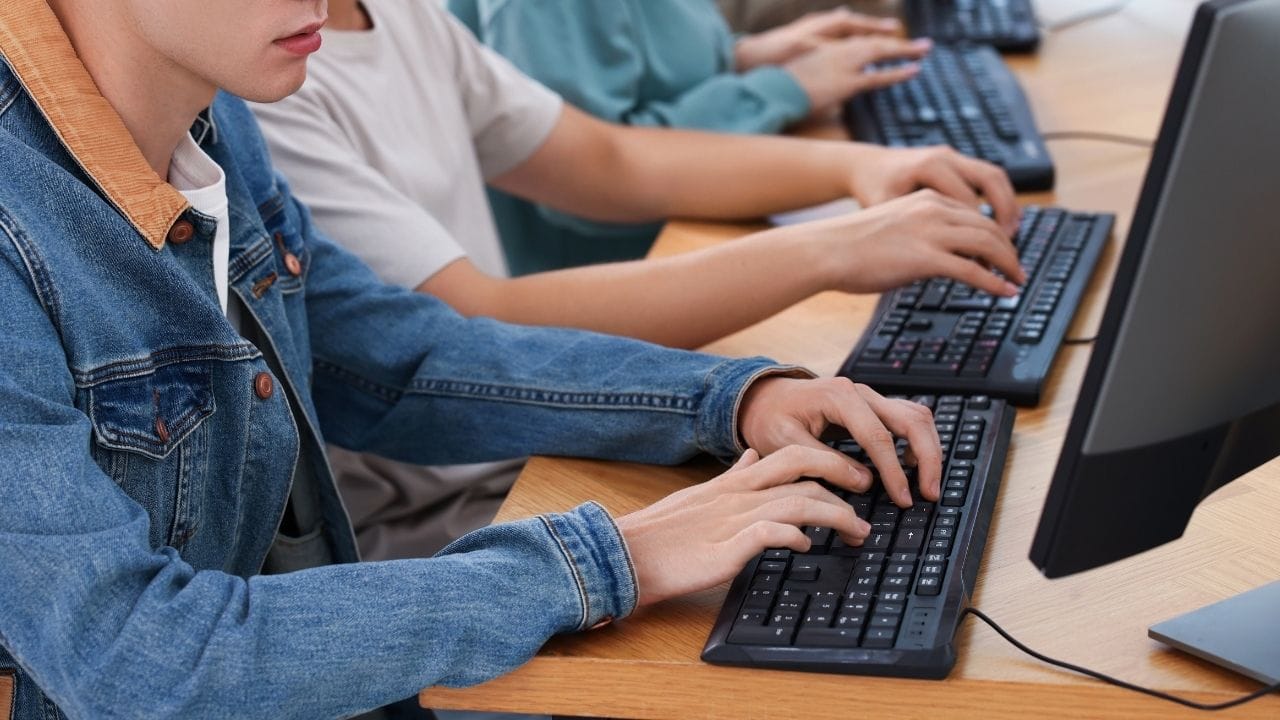 અંગ્રેજી આજે વિશ્વની સૌથી વધુ ઉપયોગમાં લેવાતી ભાષાઓમાંની એક છે. લગભગ દરેક દેશમાં અંગ્રેજી શીખવવામાં આવે છે અને બોલવામાં આવે છે. આ કારણે, વિદેશમાં અભ્યાસ માટે જતાં વિદ્યાર્થીઓ માટે અંગ્રેજી પર સારી પકડ હોવી જરૂરી બની જાય છે. આ કૌશલ્યની ચકાસણી માટે IELTS જેવી પરીક્ષાઓ લેવામાં આવે છે.