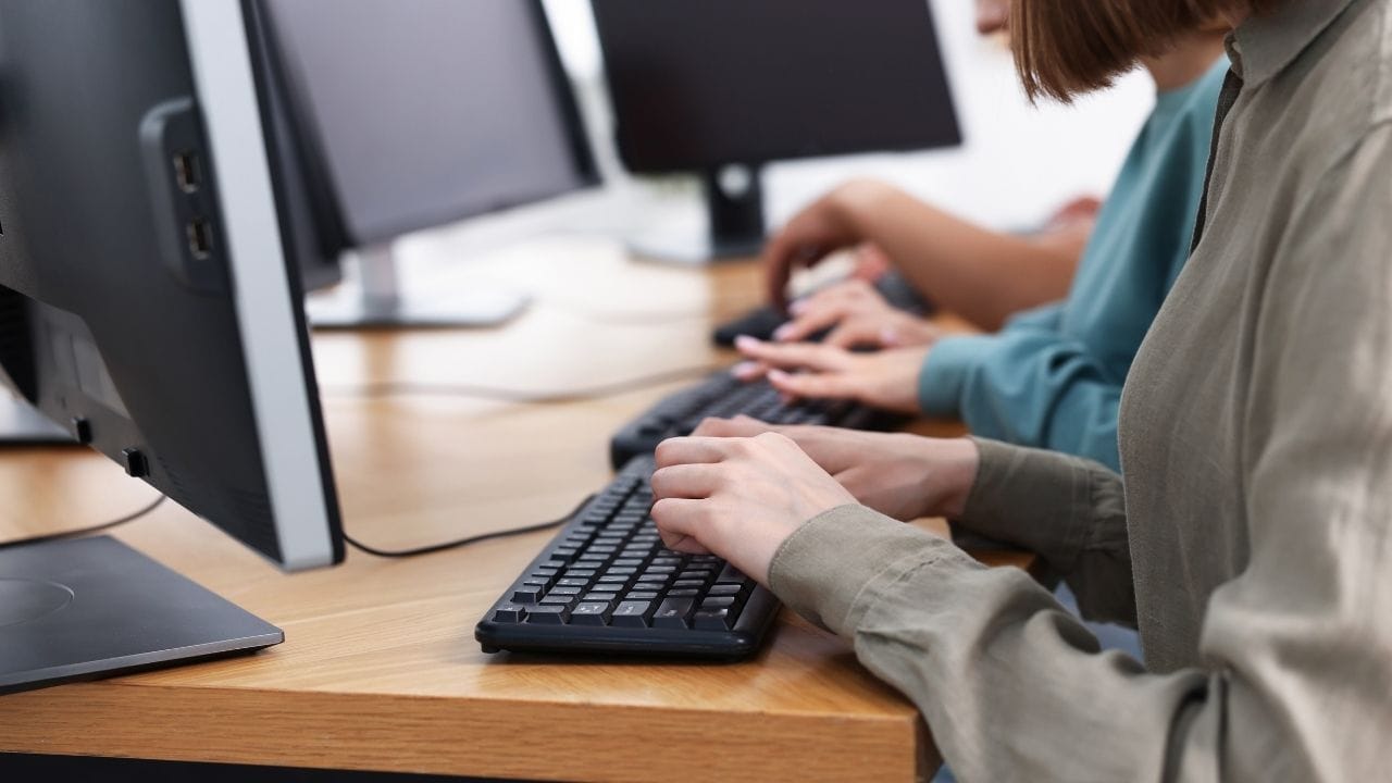 હાલ સુધી, વિદ્યાર્થીઓ પાસે IELTS માટે બે વિકલ્પ હતા. કમ્પ્યુટર આધારિત અને પેપર આધારિત પરીક્ષા. પરંતુ હવે, બ્રિટિશ કાઉન્સિલ, IDP એજ્યુકેશન અને કેમ્બ્રિજ યુનિવર્સિટી પ્રેસ એન્ડ એસેસમેન્ટ જેવી સંસ્થાઓના સંયુક્ત નિર્ણય બાદ, પરીક્ષા સંપૂર્ણપણે કમ્પ્યુટર આધારિત બનાવવાનો નિર્ણય લેવાયો છે.