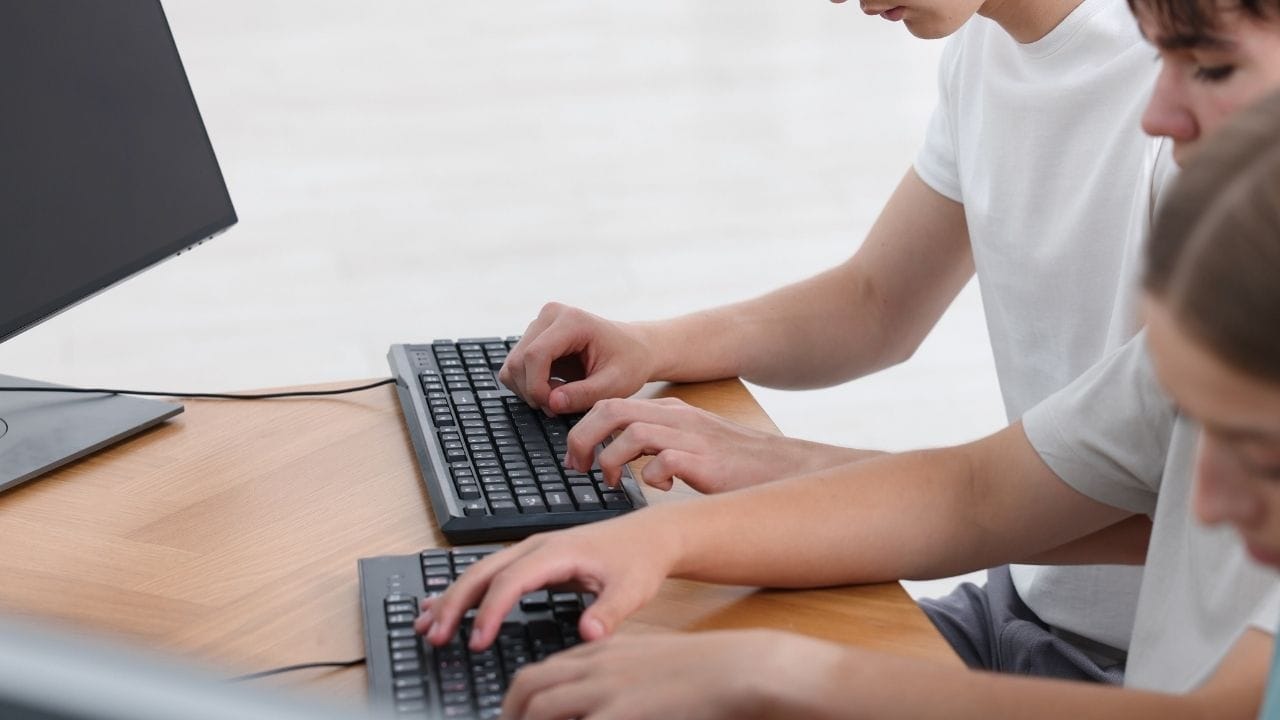 આ બદલાવ પાછળનું મુખ્ય કારણ ઝડપી પરિણામોની માંગ છે. વિદ્યાર્થીઓ હવે પરીક્ષા આપ્યા પછી ઓછા સમયમાં પરિણામ મેળવવા ઇચ્છે છે, જે પેપર મોડમાં શક્ય નહોતું. કમ્પ્યુટર આધારિત પરીક્ષા દ્વારા આ પ્રક્રિયા વધુ ઝડપી અને સરળ બની જાય છે.