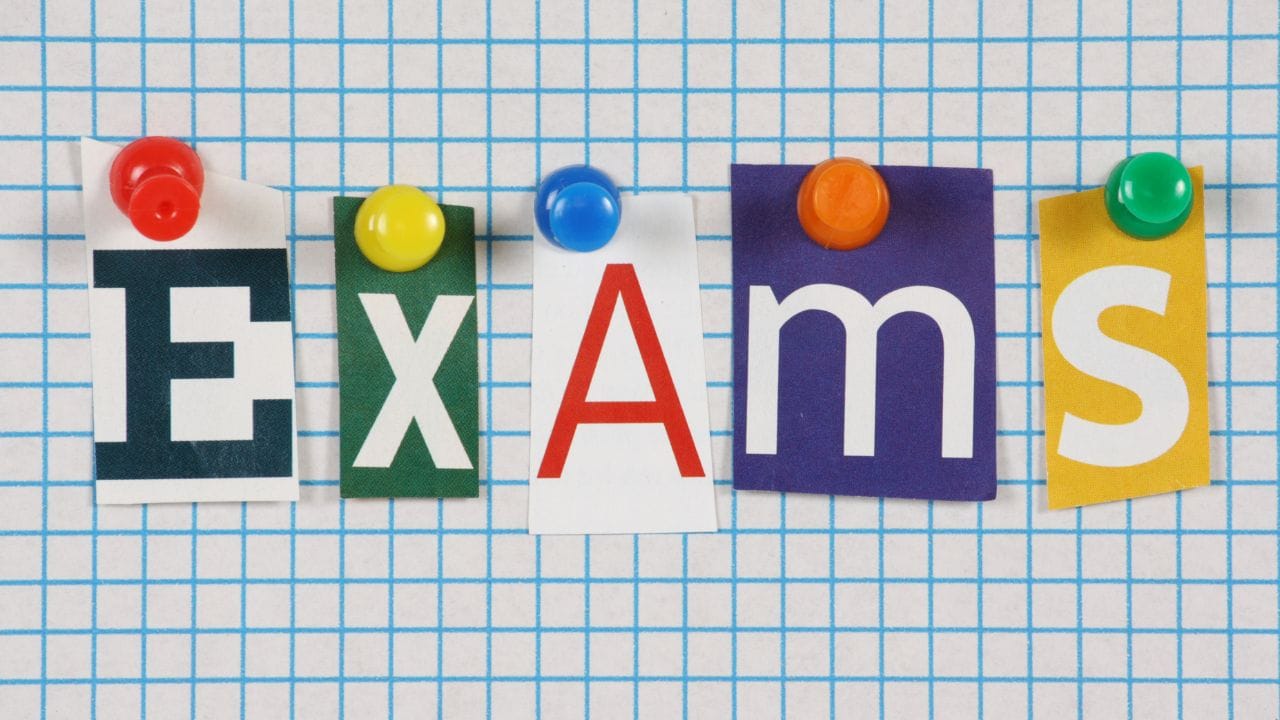 IELTS પરીક્ષા ચાર મુખ્ય વિભાગોમાં વહેંચાયેલી છે. લેખન, બોલવું (Speaking), શ્રવણ અને વાંચન. દરેક વિભાગ માટે 0 થી 9 સુધીના બેન્ડ સ્કોર આપવામાં આવે છે. આ પરીક્ષા વિશ્વના 140થી વધુ દેશોમાં માન્ય છે અને વિદેશમાં અભ્યાસ માટે મહત્વપૂર્ણ માનવામાં આવે છે.