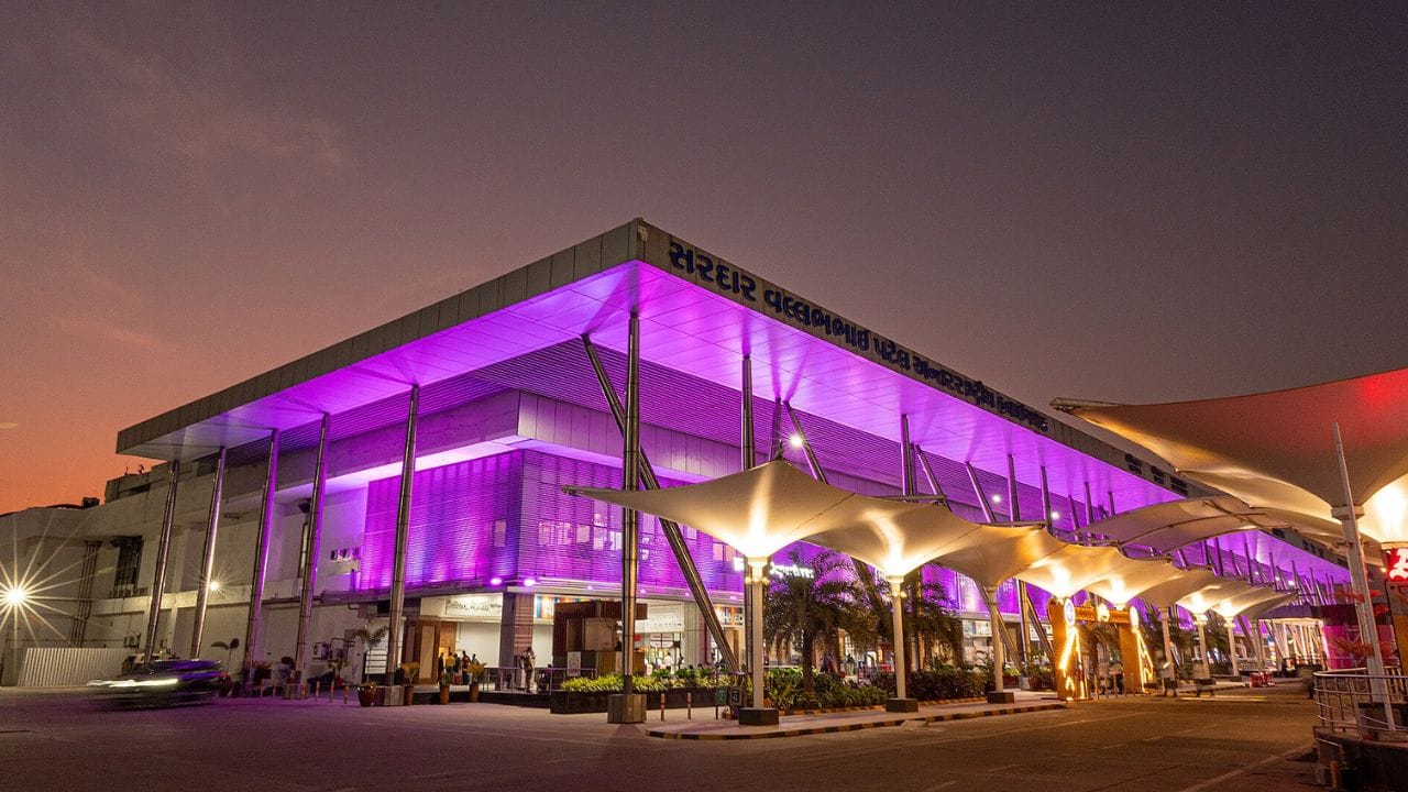 ભારત ડિફેન્ડિંગ ચેમ્પિયન છે અને સતત બીજી વખત જીતવાનો પ્રયત્ન કરશે. ટી20 વર્લ્ડકપના ઈતિહાસમાં કોઈ પણ ટીમ અત્યારસુધી સતત 2 વખત ખિતાબ જીતી શકી નથી.પરંતુ ભારતીય ટીમ આ કારનામાથી માત્ર 1 ડગલું દુર છે.