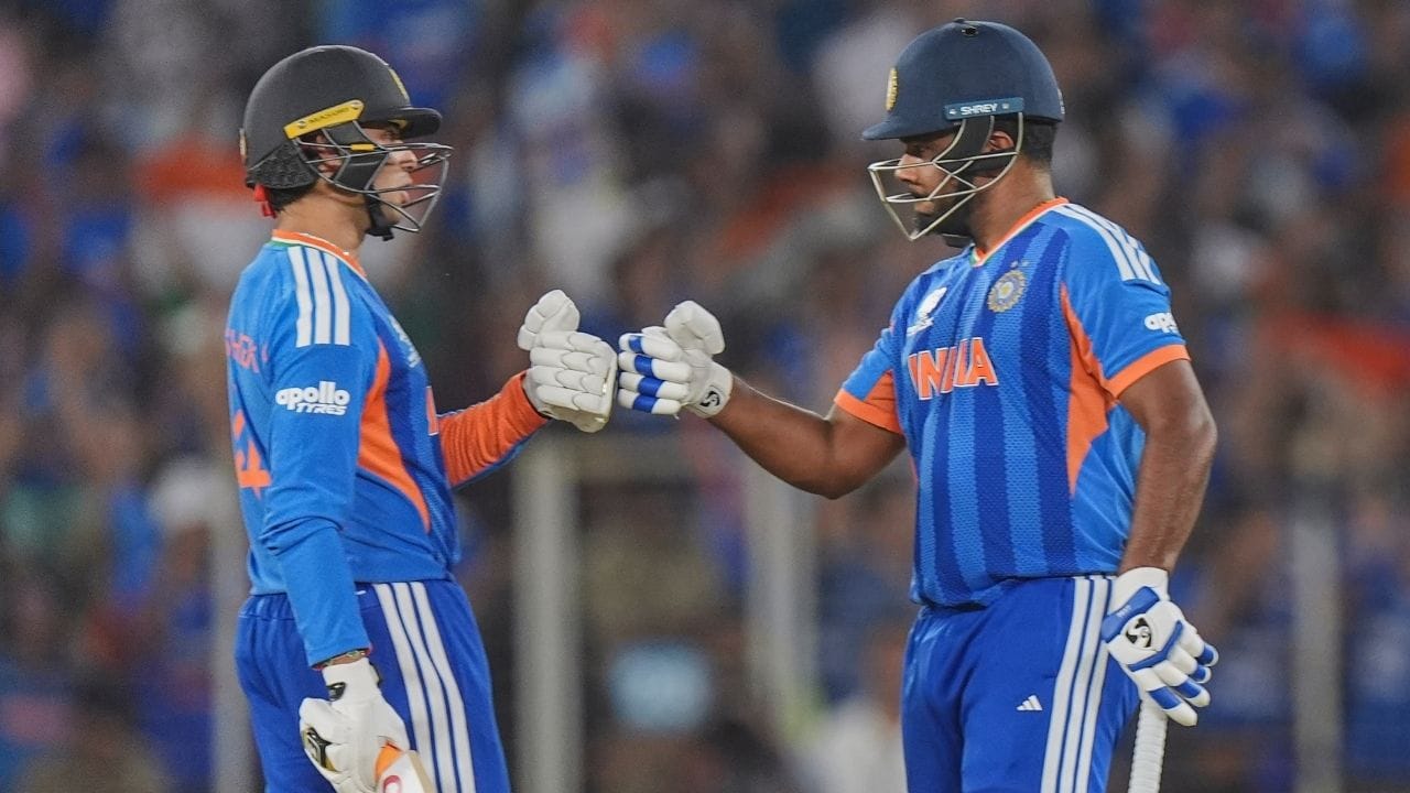 T20 વર્લ્ડ કપના ઇતિહાસમાં ઝડપી અડધી સદીની વાત કરીએ તો યુવરાજ સિંહનું નામ સૌથી ઉપર આવે છે, જેમણે 12 બોલમાં ફિફ્ટી ફટકારી હતી. અભિષેક શર્માએ 18 બોલમાં અડધી સદી કરીને આ યાદીમાં બીજા સ્થાન પર પોતાનું નામ નોંધાવ્યું અને ટીમ ઇન્ડિયાને મજબૂત શરૂઆત અપાવી.