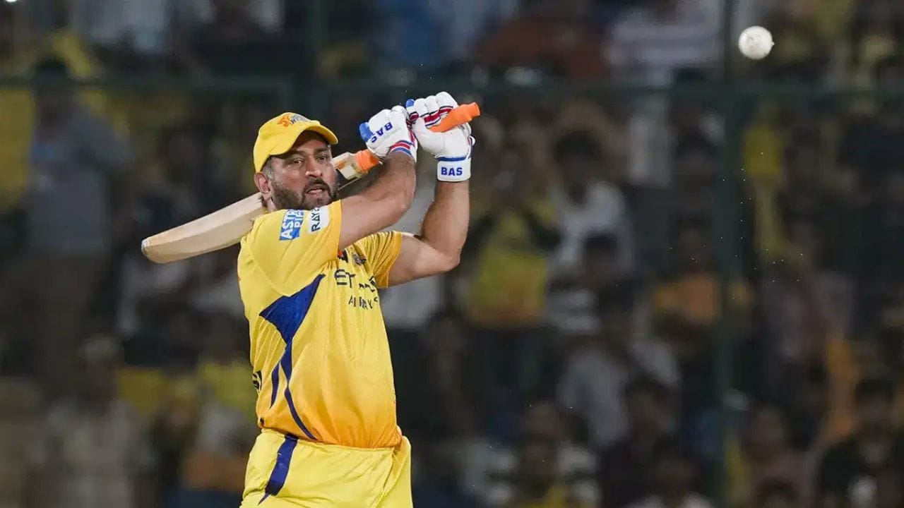 આ મેચમાં ચેન્નાઈ સુપર કિંગ્સને ધોનીની ખોટ સાલશે. આ છઠ્ઠી વખત છે જ્યારે ચેન્નાઈ ધોની વગર રમ્યું છે, અને તેના વગર ટીમનો રેકોર્ડ અત્યંત ખરાબ છે. ધોની વગર ચેન્નાઈ પોતાની છેલ્લી ચાર મેચમાં હારી ગયું છે. નોંધનીય છે કે, 277 મેચો પછી ચેન્નાઈ સુપર કિંગ્સ ધોની અને રૈના બંને વગર રમી રહ્યું છે. (PC:X/RR/CSK)