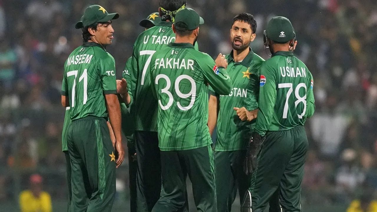 આ બધાની વચ્ચે, એક ટીમ એવી રહી છે જેણે શરૂઆતથી જ પાકિસ્તાની ખેલાડીઓથી દૂર રહેવાનો નિર્ણય લીધો. આ ટીમ છે મુંબઈ ઈન્ડિયન્સ. પાંચ વખતની ચેમ્પિયન રહી ચૂકેલી આ ફ્રેન્ચાઇઝીએ ક્યારેય પોતાના સ્ક્વોડમાં પાકિસ્તાની ખેલાડીનો સમાવેશ કર્યો નથી.