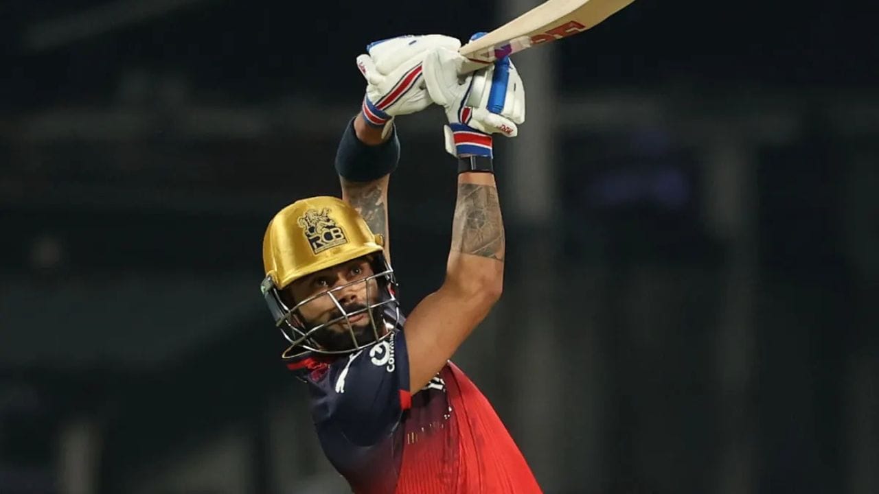 બીજા ક્રમે રોયલ ચેલેન્જર્સ બેંગ્લોર છે, જેણે કુલ 1,774 છગ્ગા ફટકાર્યા છે. આ ટીમ હંમેશા આક્રમક બેટિંગ માટે જાણીતી રહી છે. વિરાટ કોહલી ઉપરાંત એબી ડી વિલિયર્સ અને ક્રિસ ગેલ જેવા દિગ્ગજોએ ટીમને આ સ્થાન સુધી પહોંચાડવામાં મહત્વપૂર્ણ ભૂમિકા ભજવી છે.