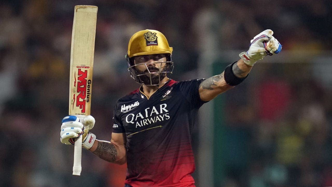 વિરાટ કોહલી: વિરાટ કોહલીએ રોયલ ચેલેન્જર્સ બેંગ્લોર માટે 15 મેચમાં 657 રન બનાવ્યા. કોહલીની એવરેજ 54.75 અને કુલ 8 અર્ધ શતક બનાવ્યા. પરંતુ તે શતક ના લગાવી શક્યો., પણ તેની બેટિંગ પૂરા સીજનમાં સ્થિર રહી હતી.(Photo-MyKhel)