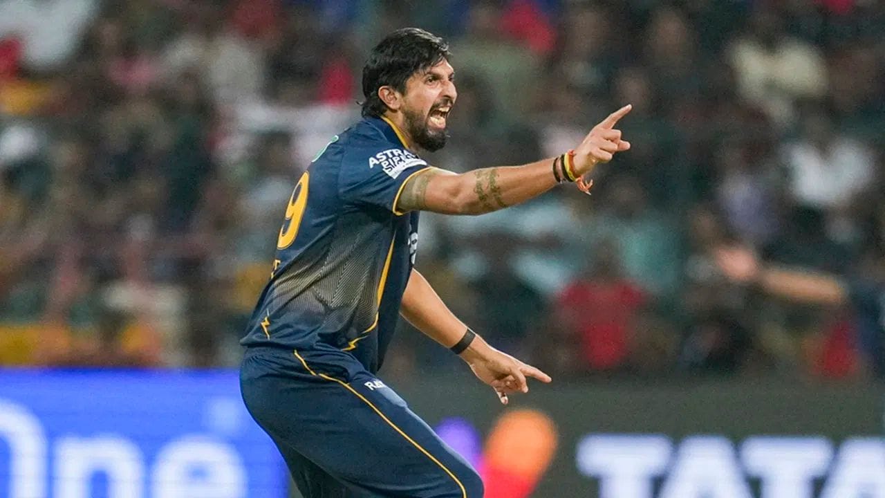 ઇશાંત શર્મા: 37 વર્ષના અનુભવી ફાસ્ટ બોલર ઇશાંત શર્માએ IPLમાં 100થી વધુ મેચોમાં 90ની આસપાસ વિકેટ લીધી છે. છેલ્લા સીઝનમાં મોંઘી બોલિંગને કારણે તેની પર દબાણ વધ્યું છે, અને આ વર્ષે તેનું પ્રદર્શન તેની કારકિર્દી નક્કી કરશે.