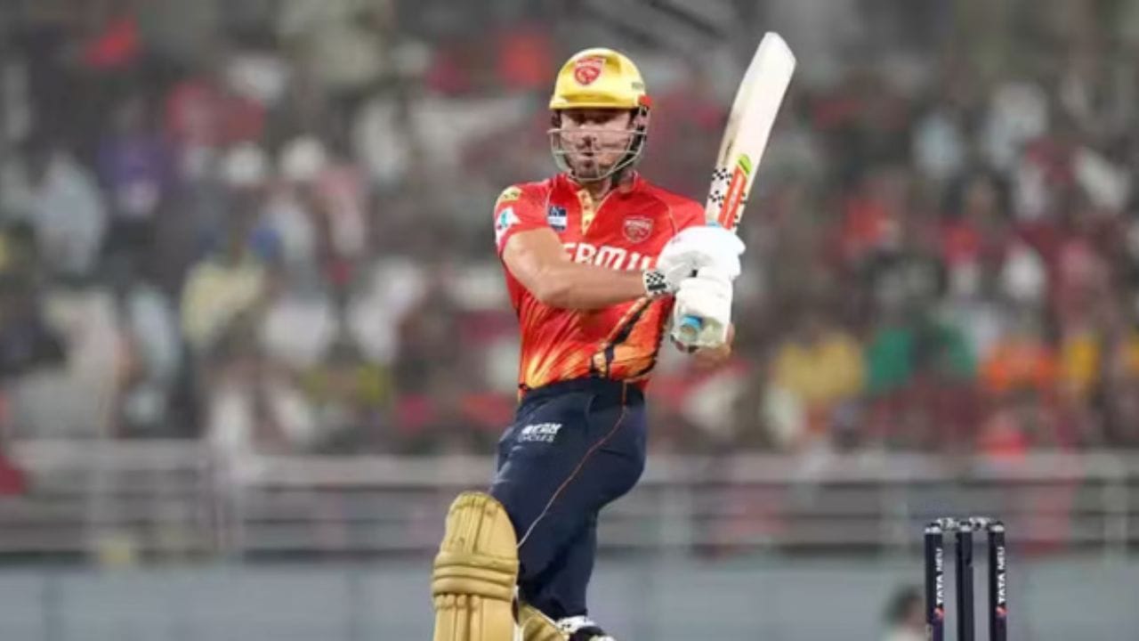 માર્કસ સ્ટોઇનિસ: પંજાબ કિંગ્સે 36 વર્ષીય ઓસ્ટ્રેલિયન ઓલરાઉન્ડર માર્કસ સ્ટોઈનિસને ₹11 કરોડની મોટી કિંમતે રિટેન કર્યો છે. તેણે IPLમાં 100થી વધુ મેચોમાં 1,800થી વધુ રન અને 40થી વધુ વિકેટ લીધી છે. તેની મેચ જીતાડવાની ક્ષમતા હોવા છતાં, તેની અસંગતતા તેના માટે મુશ્કેલી બની શકે છે. (PC: PTI/X)