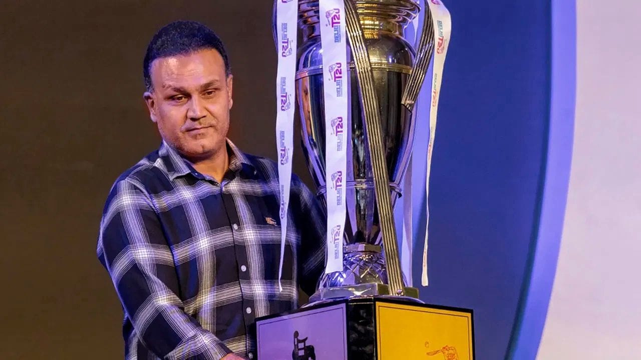 આ બેટ્સમેન બીજું કોઈ નહીં પણ વીરેન્દ્ર સેહવાગ છે. તેના નામે મિડલ ઓવરમાં દર ચોથા બોલે છગ્ગા અને ચોગ્ગા ફટકારવાનો રેકોર્ડ છે. સેહવાગે દર 4.02 બોલે એક બાઉન્ડ્રી ફટકારી છે.