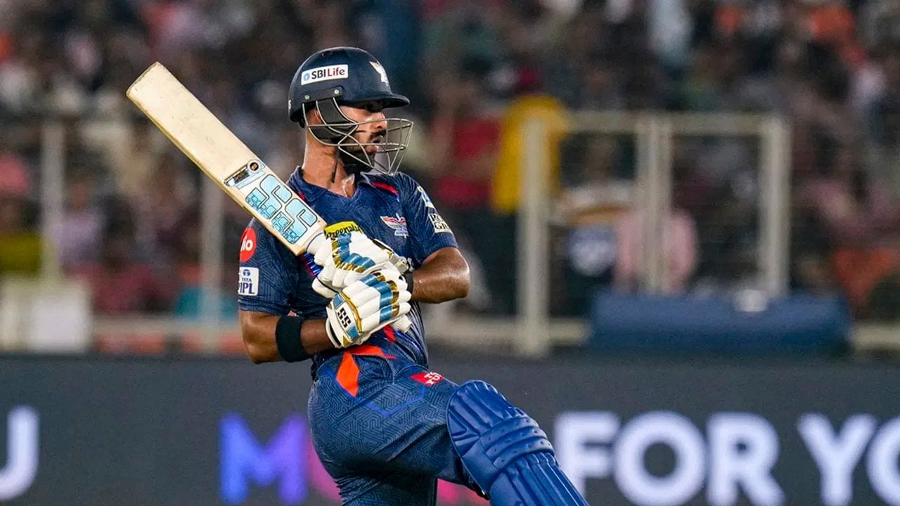 IPL 2026 માં ઘણા બેટ્સમેન છગ્ગા અને ચોગ્ગાની ધમાલ માટે જાણીતા છે. પરંતુ શું તમે જાણો છો કે ટુર્નામેન્ટના ઈતિહાસમાં સૌથી મહાન હિટર કોણ છે? આ બેટ્સમેન મધ્ય ઓવરમાં દરેક ચોથા બોલ પર બાઉન્ડ્રી ફટકારવાનો રેકોર્ડ ધરાવે છે.