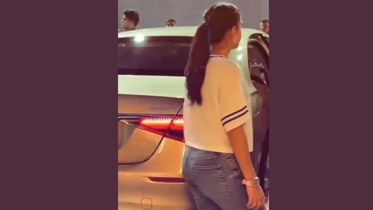 રાધિકા મર્ચન્ટે જે ઘડિયાળ પહેરી હતી તે વિશ્વપ્રખ્યાત લક્ઝરી બ્રાન્ડ Richard Mille ની છે. આ ઘડિયાળનો મોડલ “RM 75-01 ફ્લાઈંગ ટુરબિલોન સેફાયર” છે, જે વિશ્વમાં ખૂબ જ દુર્લભ ગણાય છે. જાણકારી મુજબ, આ મોડલ માત્ર 10 લોકો પાસે જ ઉપલબ્ધ છે, જેના કારણે તેની વિશેષતા અને કિંમત બંને ખુબ ઊંચી છે.