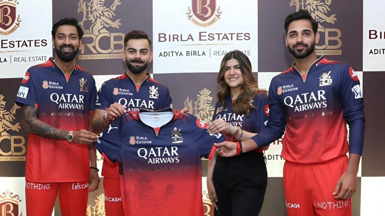 1994માં મુંબઈમાં જન્મેલી અનન્યાએ University of Oxfordમાંથી Economics અને Management માં અભ્યાસ કર્યો છે. માત્ર 17 વર્ષની ઉંમરે તેમણે Svatantra Microfin ની સ્થાપના કરી, જે ગ્રામિણ મહિલાઓને નાણાકીય સેવાઓ પૂરી પાડે છે.