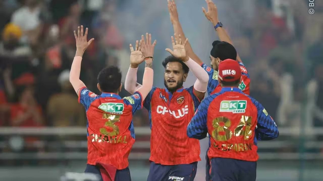 મુલ્લાનપુરમાં રમાયેલી આ મેચમાં પંજાબ કિંગ્સે ટોસ જીતીને પહેલા બોલિંગ કરવાનો નિર્ણય લીધો હતો. ગુજરાત ટાઇટન્સ તરફથી કેપ્ટન Shubman Gill એ આક્રમક શરૂઆત કરી અને પાવરપ્લે દરમિયાન ટીમનો સ્કોર ઝડપથી આગળ ધપાવ્યો. સાઈ સુધરસનની વહેલી વિકેટ છતાં, ગિલે હુમલો જાળવી રાખ્યો. બીજા છેડે Jos Buttler એ પણ મોટા શોટ્સ સાથે ટીમને મજબૂત સ્થિતિમાં લઈ જવાનો પ્રયાસ કર્યો.