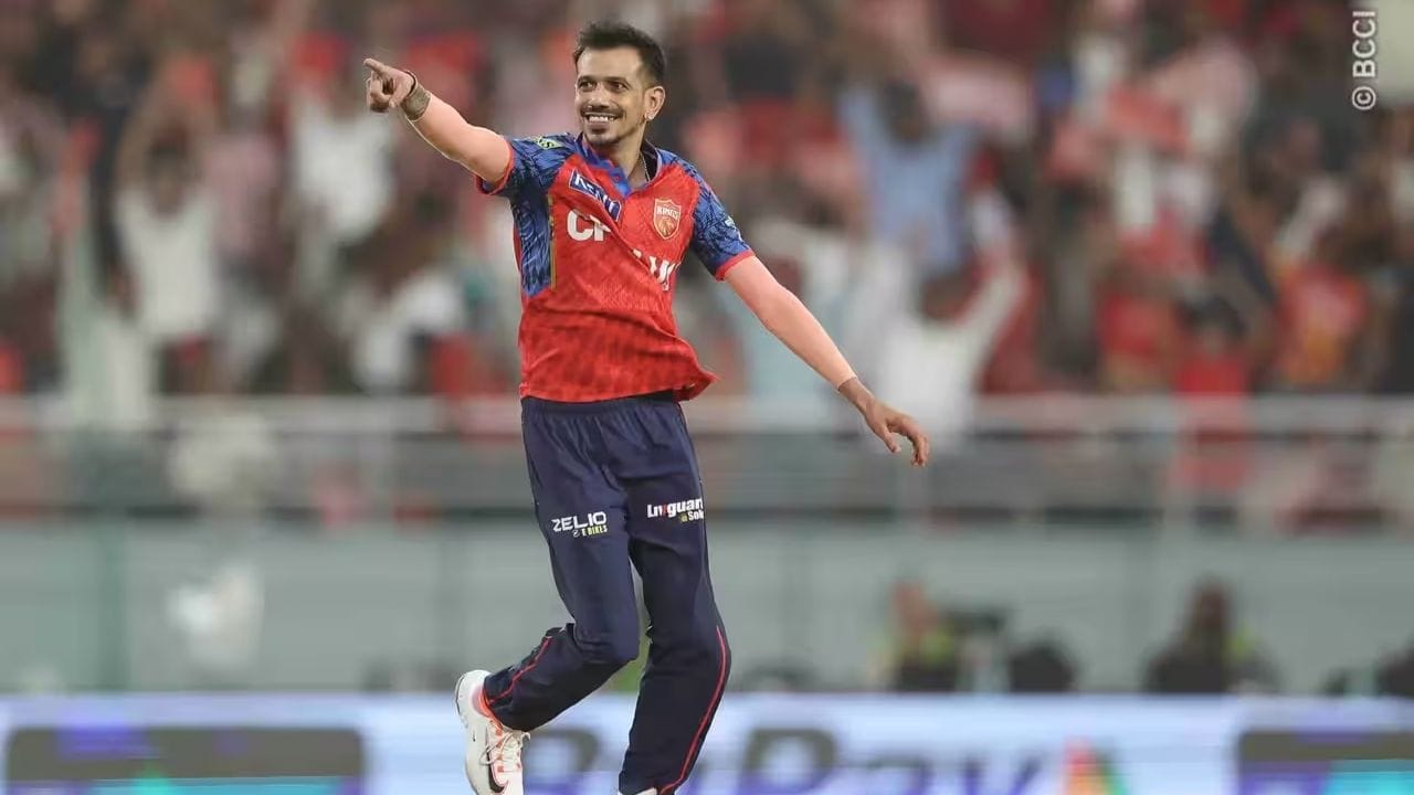 ચહલે પોતાના ચાર ઓવરના સ્પેલમાં માત્ર 28 રન આપીને 2 મહત્વપૂર્ણ વિકેટ લીધી. તેમની આ શાનદાર બોલિંગના કારણે ગુજરાત ટાઇટન્સ મોટી સ્કોર સુધી પહોંચી શકી નહીં અને 162 રનમાં જ સીમિત રહી. IPLમાં ચહલ ફરી એકવાર સાબિત કરી રહ્યા છે કે તેઓ કેમ લીગના સૌથી સફળ અને ખતરનાક બોલર્સમાં ગણાય છે.(All Image - BCCI)