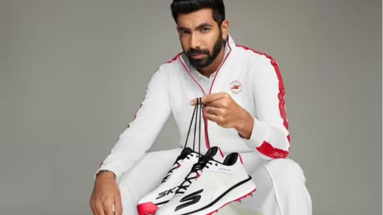 જસપ્રીત બુમરાહ સહિતના ટોચના ખેલાડીઓ તેમના શૂઝ તેમની વ્યક્તિગત જરૂરિયાત મુજબ કસ્ટમાઇઝ કરાવે છે. આવા શૂઝમાં ખાસ પ્રકારના ઇન્સોલ્સ અને સપોર્ટ સિસ્ટમનો સમાવેશ કરવામાં આવે છે, જે પરફોર્મન્સને વધુ સુધારે છે.બુમરાહ શૂઝ પસંદ કરતી વખતે ફક્ત દેખાવ નહીં, પરંતુ કમ્ફર્ટને સૌથી વધુ મહત્વ આપે છે. તેમના શૂઝ તેમને દરેક પ્રકારના મેદાનમાં લાંબા સમય સુધી બોલિંગ કરવા, પગને આરામદાયક રાખવા અને ઇજાઓથી બચાવવા માટે મદદ કરે છે.