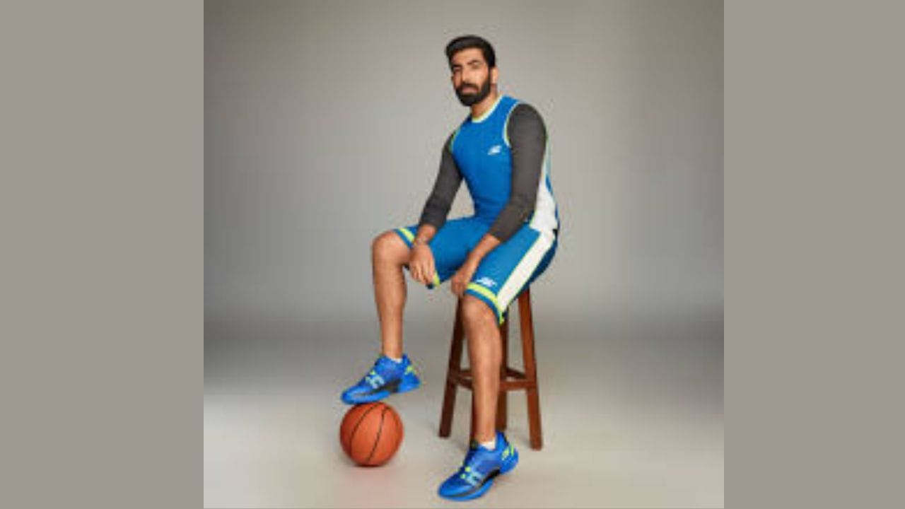 Skechersના સ્પોર્ટ્સ શૂઝ ખાસ કરીને હાઇ-પરફોર્મન્સ માટે ડિઝાઇન કરવામાં આવે છે. તે લાંબા સમય સુધી બોલિંગ દરમિયાન ઉત્તમ ગ્રિપ, સ્થિરતા અને સપોર્ટ પ્રદાન કરે છે, જે ઇજાઓથી બચાવવામાં મદદરૂપ થાય છે.