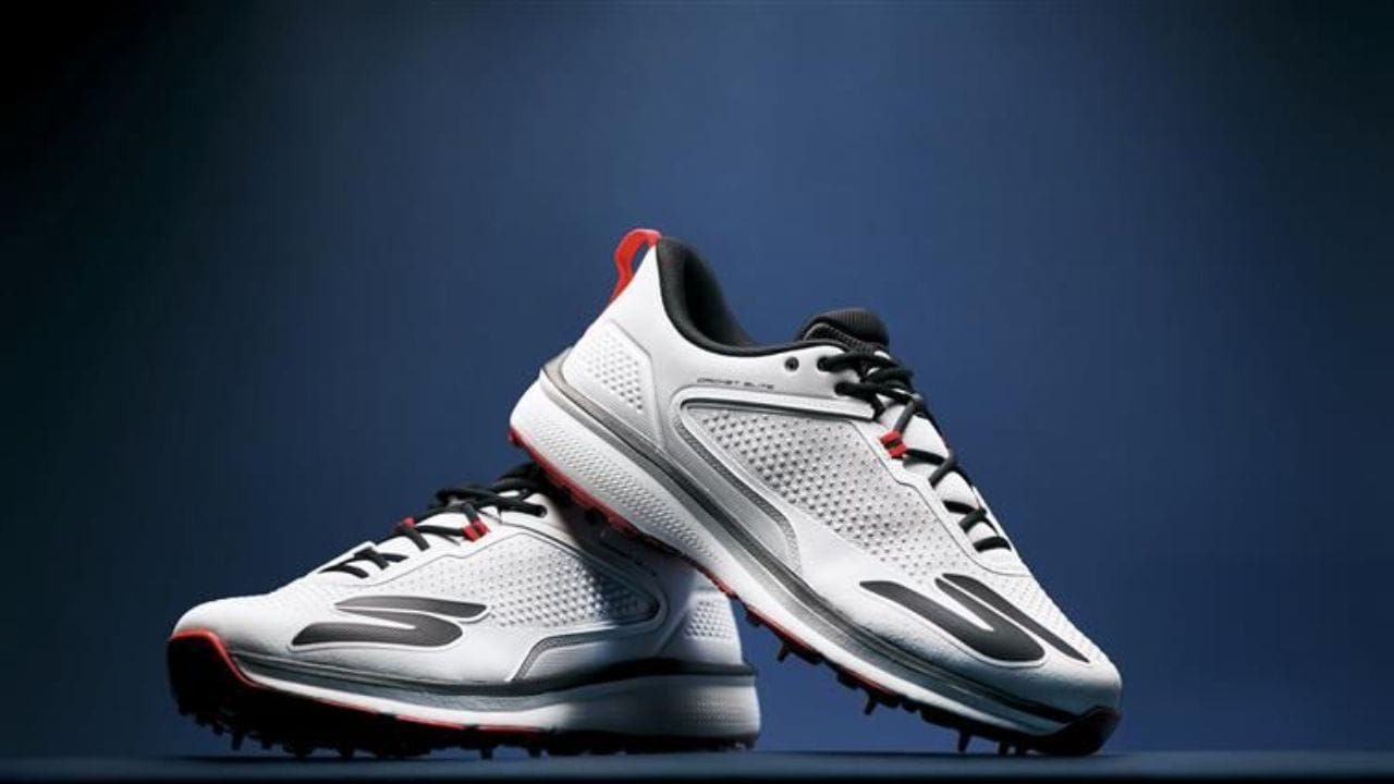 એક ફાસ્ટ બોલર માટે બોલિંગ પછી મેદાનમાં સૌથી મહત્વની વસ્તુ શૂઝ હોય છે. બુમરાહ હવે વિશ્વપ્રસિદ્ધ સ્પોર્ટ્સ બ્રાન્ડ Skechers સાથે અધિકૃત રીતે જોડાયેલા છે અને તેમના શૂઝ પસંદ કરે છે, જે તેમની કમ્ફર્ટ અને પરફોર્મન્સ માટે જાણીતા છે.