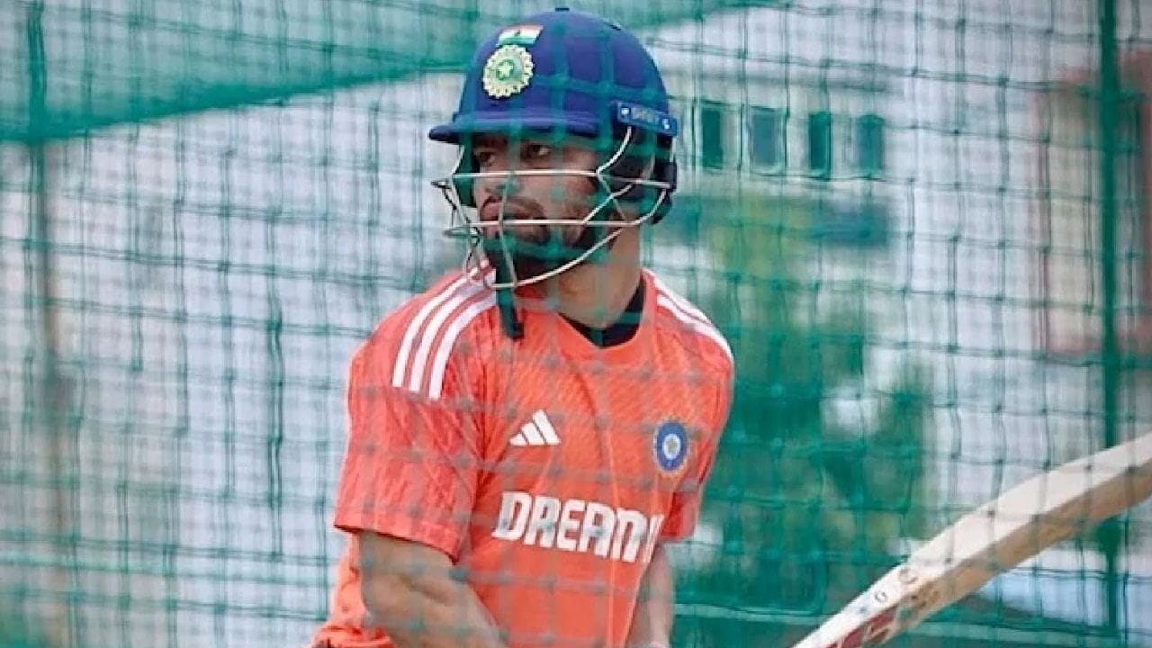 તેમ છતાં, રિંકુ સિંહ માટે આ સમય સરળ નથી. તાજેતરમાં તેમના પિતાનું કેન્સર કારણે અવસાન થયું છે, જે તેમની માટે વ્યક્તિગત રીતે મોટો ઝટકો છે. સાથે જ, T20 વર્લ્ડ કપ 2026માં તેમનું પ્રદર્શન પણ નિરાશાજનક રહ્યું હતું, જ્યાં તેમણે પાંચ મેચમાં ફક્ત 23 રન બનાવ્યા હતા. દક્ષિણ આફ્રિકા સામેની હાર બાદ તેમને પ્લેઇંગ ઇલેવનમાંથી બહાર રાખવામાં આવ્યા હતા અને તેઓ ફાઇનલમાં પણ રમી શક્યા નહોતાં.