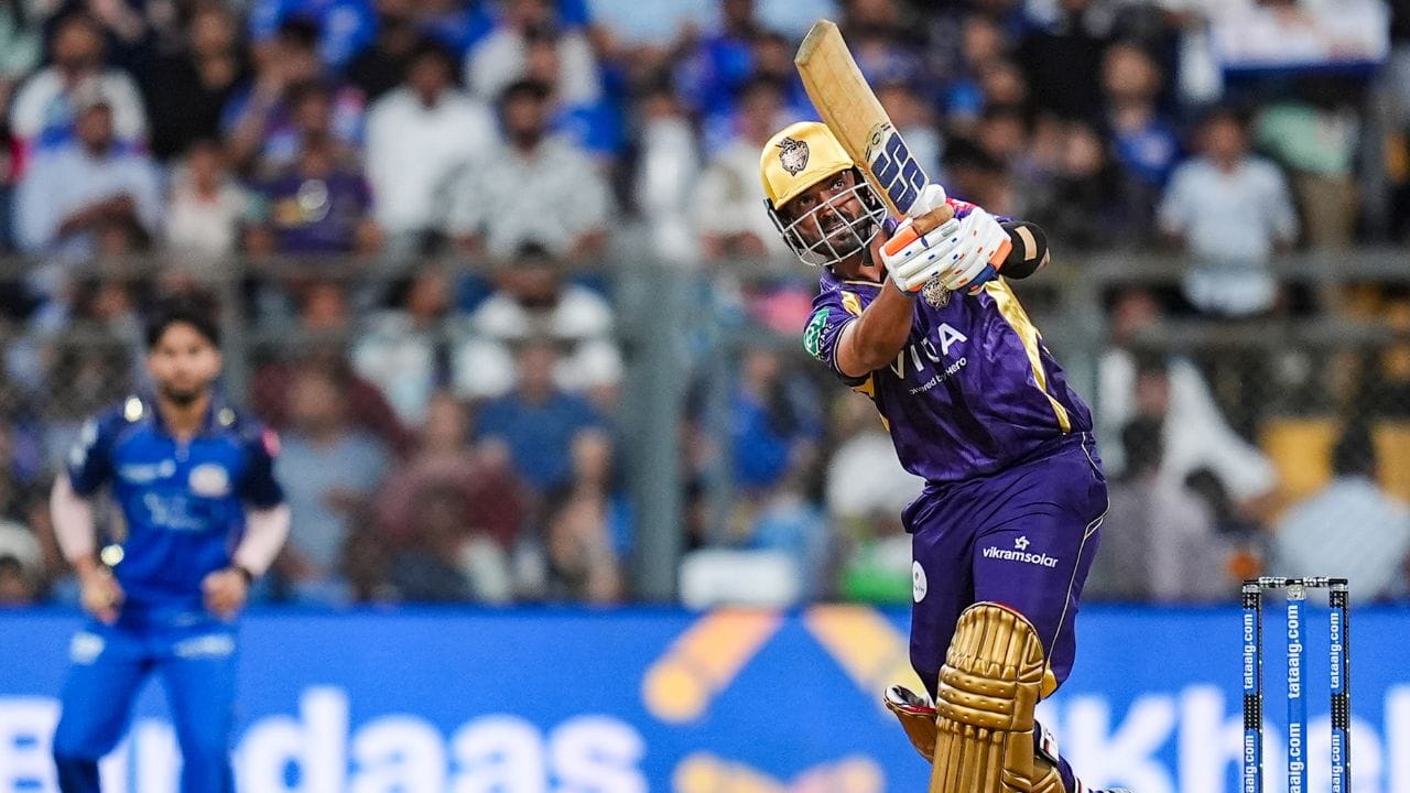 આ ઓવરમાં એકથી વધુ ચોગ્ગા સાથે એક વાઈડ બોલ પણ હતો, જેનાથી દબાણ વધુ વધી ગયું. એલને તેની સ્ટ્રોક પ્લે બતાવી અને સ્ટ્રેટ, સ્ક્વેર લેગ અને ફાઇન લેગ તરફ સુંદર શોટ્સ ફટકારીને બોલરોને પરેશાન કર્યા. હાર્દિક માટે આ ઓવર સંપૂર્ણ રીતે નિયંત્રણ બહાર ગઈ હતી.