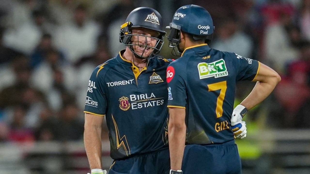 ગુજરાતની ઇનિંગ્સની શરૂઆત સારી રહી, પરંતુ કેપ્ટન શુભમન ગિલના આઉટ થયા બાદ મેચમાં થોડો વળાંક આવ્યો. ત્યારબાદ, જોસ બટલર અને ગ્લેન ફિલિપ્સે ઇનિંગ્સને સ્થિર કરવાની જવાબદારી પોતાના પર લીધી અને સ્કોરિંગ રેટ જાળવી રાખવાનો પ્રયાસ કર્યો.