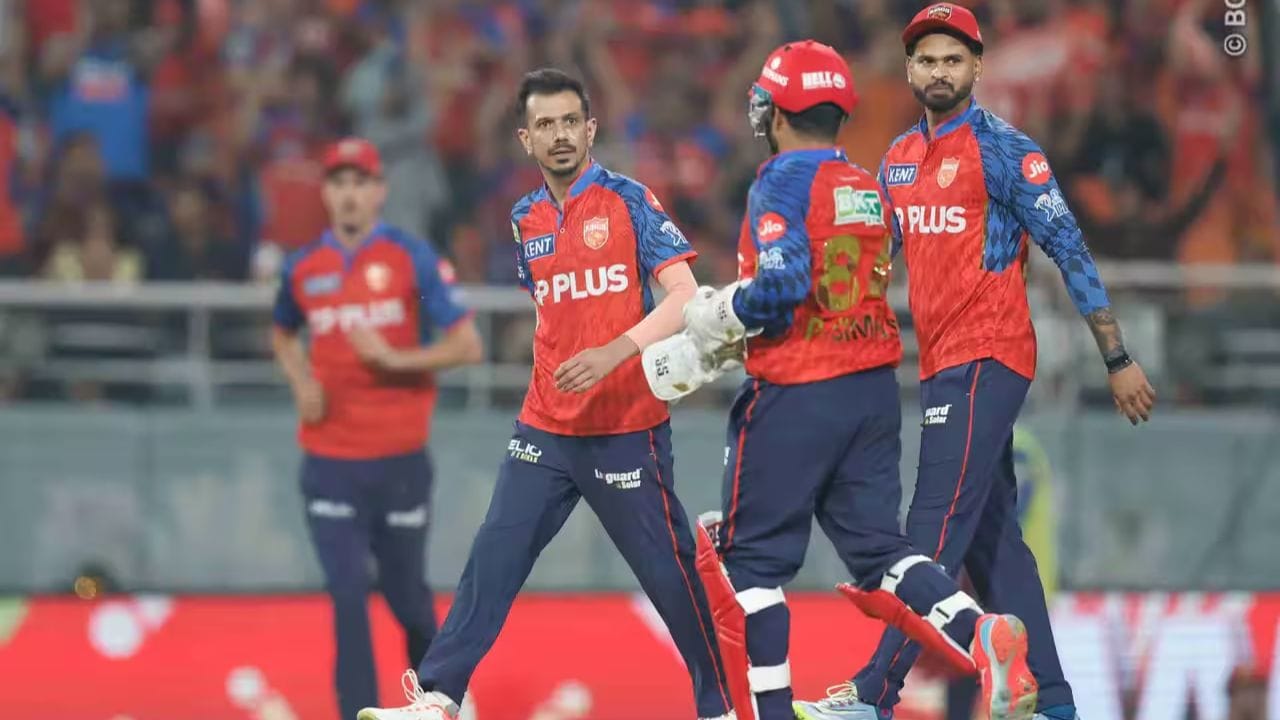 તે જ ઓવરના પાંચમા બોલ પર બીજી મોટી તક ગુમાવી દીધી; ગ્લેન ફિલિપ્સે કટ શોટ રમ્યો, જેનાથી બોલ હવામાં ઉડી ગયો. જોકે, કવર પર ઉભેલા ફિલ્ડર - કેપ્ટન - કેચ પૂર્ણ કરવામાં નિષ્ફળ ગયા, જેના કારણે ફિલિપ્સને જીવનદાન મળ્યું. સતત પડતા કેચ પંજાબ ટીમ પર દબાણ વધારવા લાગ્યા.