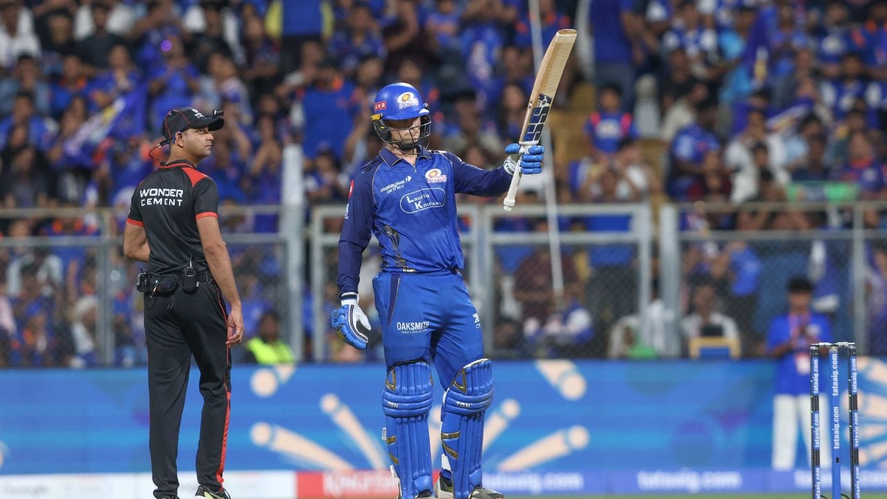 બોલ ડીપમાં ગયો જ્યાં વૈભવ અરોરા ફીલ્ડિંગમાં હાજર હતા, પરંતુ તેમણે સરળ લાગતો કેચ છોડ્યો.