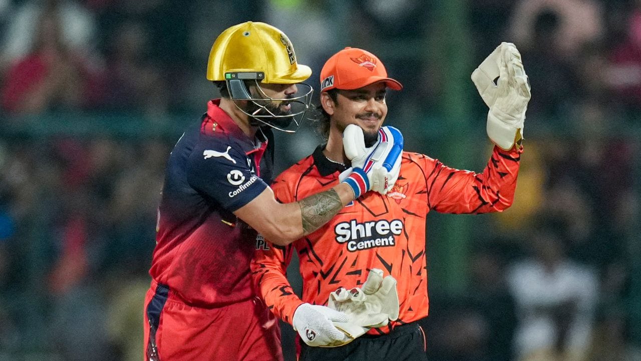 આ બોલ પર કોહલીએ લોંગ-ઓન તરફ એક ઉંચો શોટ રમ્યો. બોલ હવામાં ગયો અને એવું લાગતું હતું કે SRH માટે આ એક સરળ કેચ બનશે. ડીપમાંથી Heinrich Klaasen ઝડપથી આગળ દોડ્યો અને કેચ લેવા તૈયાર થયો.