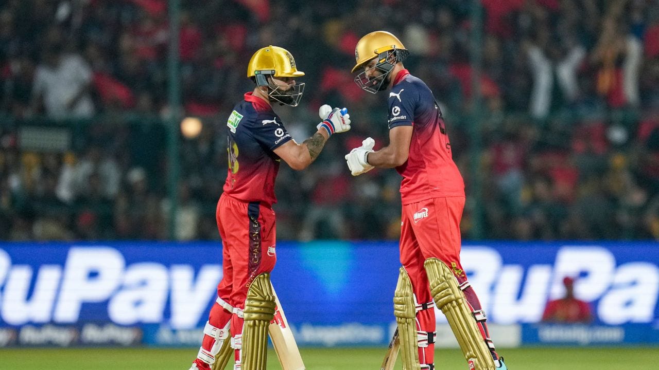 પરંતુ અહીં નસીબે RCBનો સાથ આપ્યો. ક્લાસેને બોલનો અંદાજ થોડો ખોટો લગાવ્યો. તેણે હાથમાં બોલ લેવા પ્રયત્ન કર્યો, પરંતુ બોલ હાથમાં ચોંટ્યો નહીં અને નીચે પડી ગયો. આ રીતે એક સોનેરી તક હાથમાંથી નીકળી ગઈ.