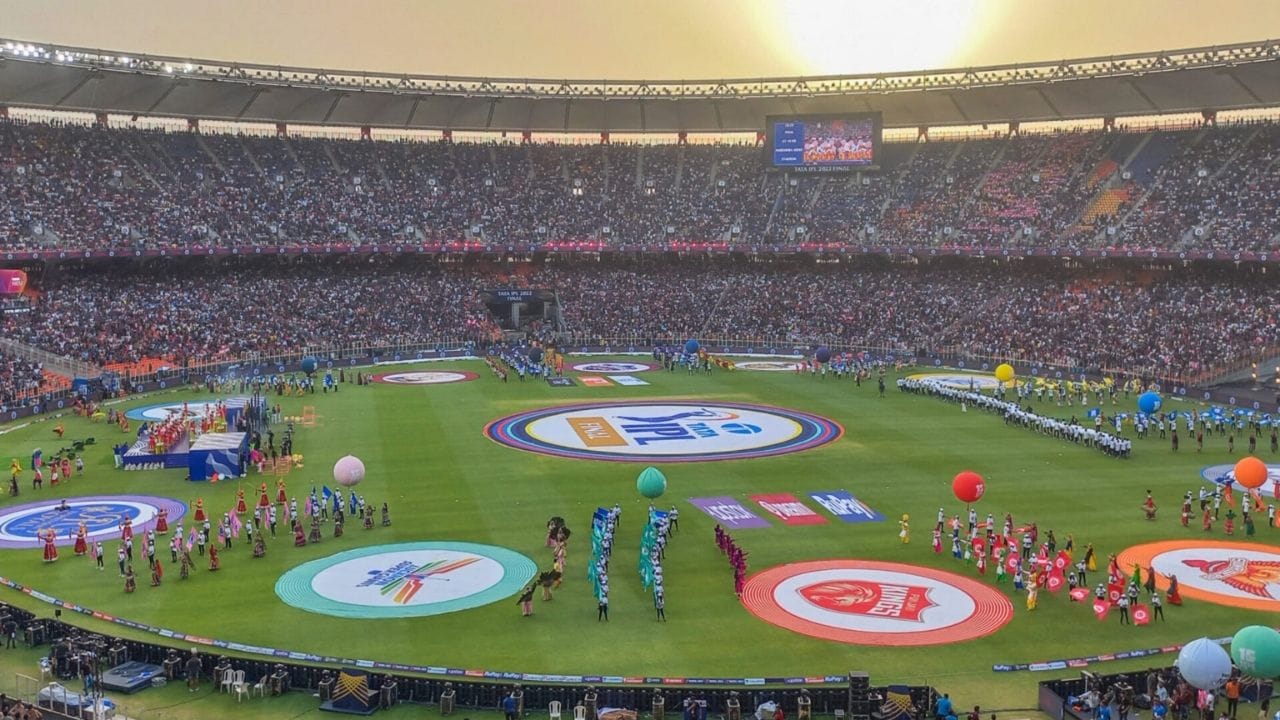 ભારતીય ક્રિકેટ કંટ્રોલ બોર્ડ (BCCI) દ્વારા ટાટા ઇન્ડિયન પ્રીમિયર લીગ (IPL) 2026નું શેડ્યૂલ જાહેર કરવામાં આવ્યું છે. હાલમાં બોર્ડે પ્રથમ 20 મેચોનું શેડ્યૂલ જાહેર કર્યું છે. બાકીની મેચોનું સંપૂર્ણ શેડ્યૂલ ત્રણ રાજ્યોમાં યોજાનારી ચૂંટણીની તારીખો નક્કી થયા પછી જાહેર કરવામાં આવશે. IPL દરમિયાન ટિકિટ માટે ભારે માંગ રહેતી હોવાથી ઘણા ફેન્સ પહેલાથી જ ઓનલાઈન બુકિંગ માટે રાહ જોઈ રહ્યા છે.