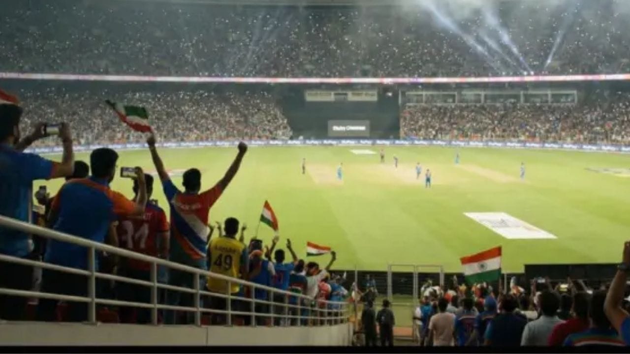 ટિકિટ મુખ્યત્વે BookMyShow દ્વારા ઓનલાઈન બુક કરી શકાય છે. BookMyShowની વેબસાઇટ અને મોબાઇલ એપ પર મુંબઈ ઈન્ડિયન્સ અને ગુજરાત ટાઇટન્સની હોમ મેચ માટે પ્રી-સેલ નોંધણી શરૂ થઈ ગઈ છે. આ સિવાય Zomatoની District એપ પર પણ IPL 2026 માટે ખાસ પેજ બનાવવામાં આવ્યું છે, જ્યાંથી ટિકિટ ઉપલબ્ધ રહેશે. બુકિંગ શરૂ થયા પછી ટીમોની સત્તાવાર વેબસાઇટ પર પણ ટિકિટ વેચાણ શરૂ થવાની શક્યતા છે.