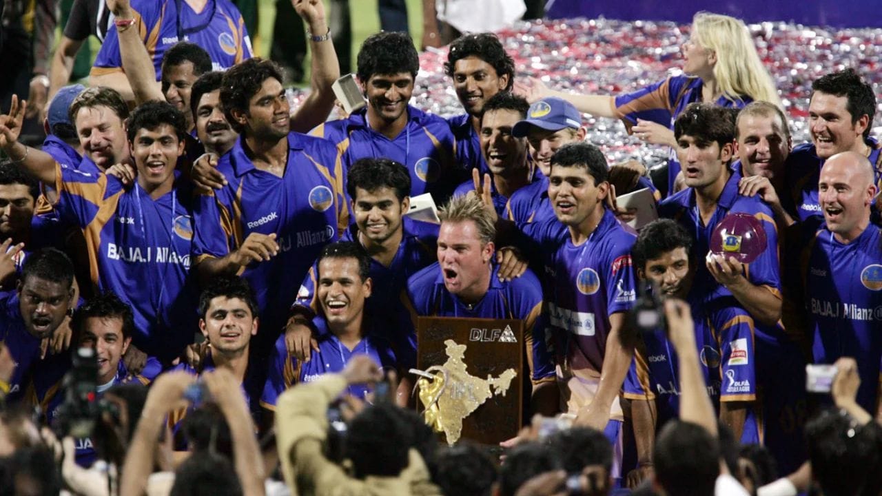 શેન વોર્નની કેપ્ટનશીપમાં રાજસ્થાન રોયલ્સે IPLની સૌપ્રથમ સિઝનમાં વિજય મેળવ્યો હતો. નવી મુંબઈના DY પાટિલ સ્ટેડિયમ ખાતે રમાયેલી ફાઈનલમાં રાજસ્થાન રોયલ્સે ચેન્નાઈ સુપર કિંગ્સને હરાવ્યું હતું.  