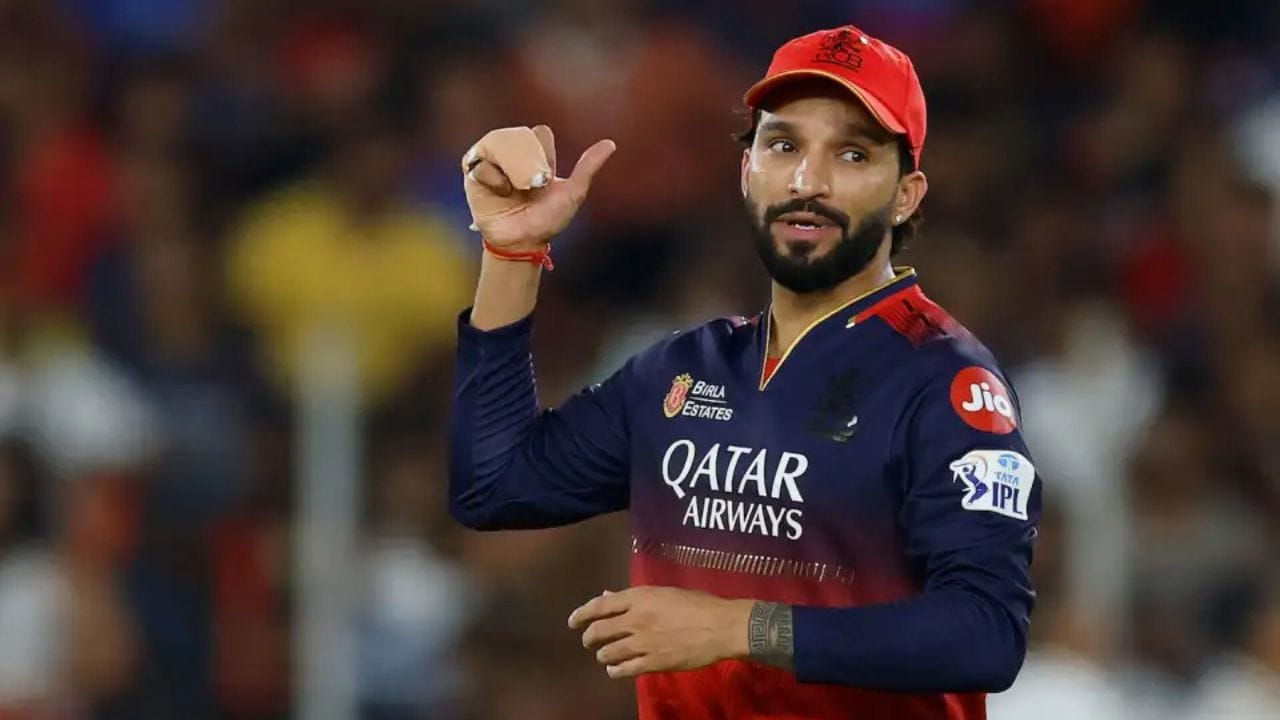 રજત પાટીદારની કપ્તાનીમાં રોયલ ચેલેન્જર્સ બેંગ્લોર ની 17 વર્ષની રાહનો અંત આવ્યો. રોયલ ચેલેન્જર્સ બેંગ્લોરે તેમના હોમ ગ્રાઉન્ડ પર રમાયેલી ફાઇનલમાં પંજાબ કિંગ્સને 6 રને હરાવ્યું અને પહેલીવાર IPL ચેમ્પિયન બન્યું. (PC:PTI/X/ESPN)