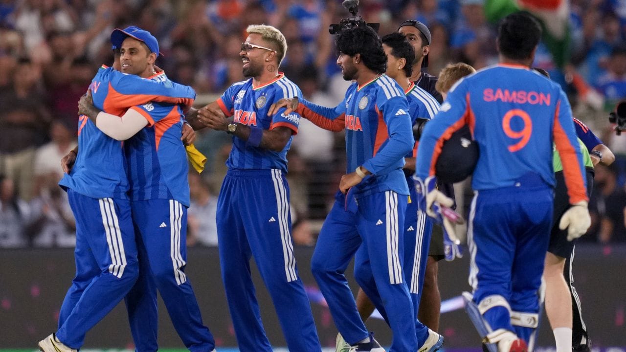 ક્રિકેટમાં જર્સી નંબર ખેલાડીઓની અનન્ય ઓળખ માટે મહત્વપૂર્ણ છે, જેનાથી ચાહકો, કોમેન્ટેટર્સ, અમ્પાયર્સ અને ટીવી કેમેરા તેમને સરળતાથી ઓળખી શકે છે. તે એક બ્રાન્ડિંગ સાધન છે અને એક જ ટીમમાં સમાન નામ ધરાવતા ખેલાડીઓ વચ્ચે મૂંઝવણ દુર કરે છે.