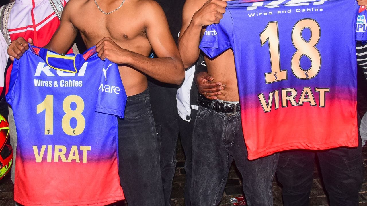 ક્રિકેટ ચાહકો આઈપીએલ 2026ની આતુરતાથી રાહ જોઈ રહ્યા છે. મેચ દરમિયાન ચાહકોની નજર ટીવી અને સ્કિન પર હોય છે. પરંતુ શું તમે જાણો છો કે, મેચ દરમિયાન ખેલાડીઓ જે જર્સી પહેરે છે. તેની પાછળ લખેલા નંબર તેને કઈ રીતે મળે છે, આને લઈ નિયમ શું છે.ક્રિકેટના મેદાન પર જર્સીનો નંબર ખેલાડીઓની ઓળખ હોય છે.