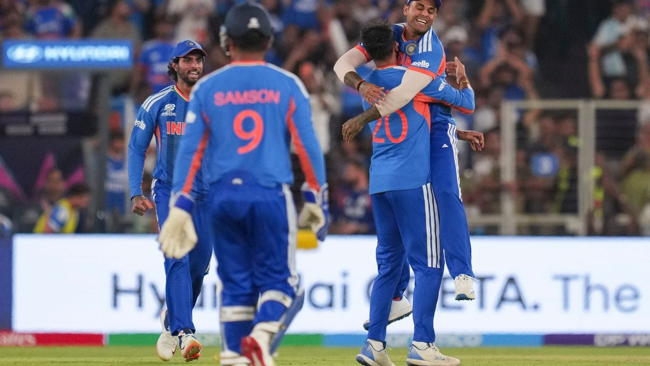 પહેલાના સમયમાં સ્કોરબોર્ડ મુખ્યત્વે મેન્યુઅલ હતા, જે લાકડા અથવા ધાતુના બનેલા હતા. સ્કોર, વિકેટ અને ઓવર મેન્યુઅલી આંકડાકીય કાર્ડ અથવા પ્લેટો ફેરવીને પ્રદર્શિત કરવામાં આવતા હતા. આનું સંચાલન વિશિષ્ટ ઓપરેટરો દ્વારા કરવામાં આવતું હતું જેઓ પેન-અને-કાગળના સ્કોરકાર્ડના આધારે લાઇવ સ્કોર અપડેટ કરતા હતા.