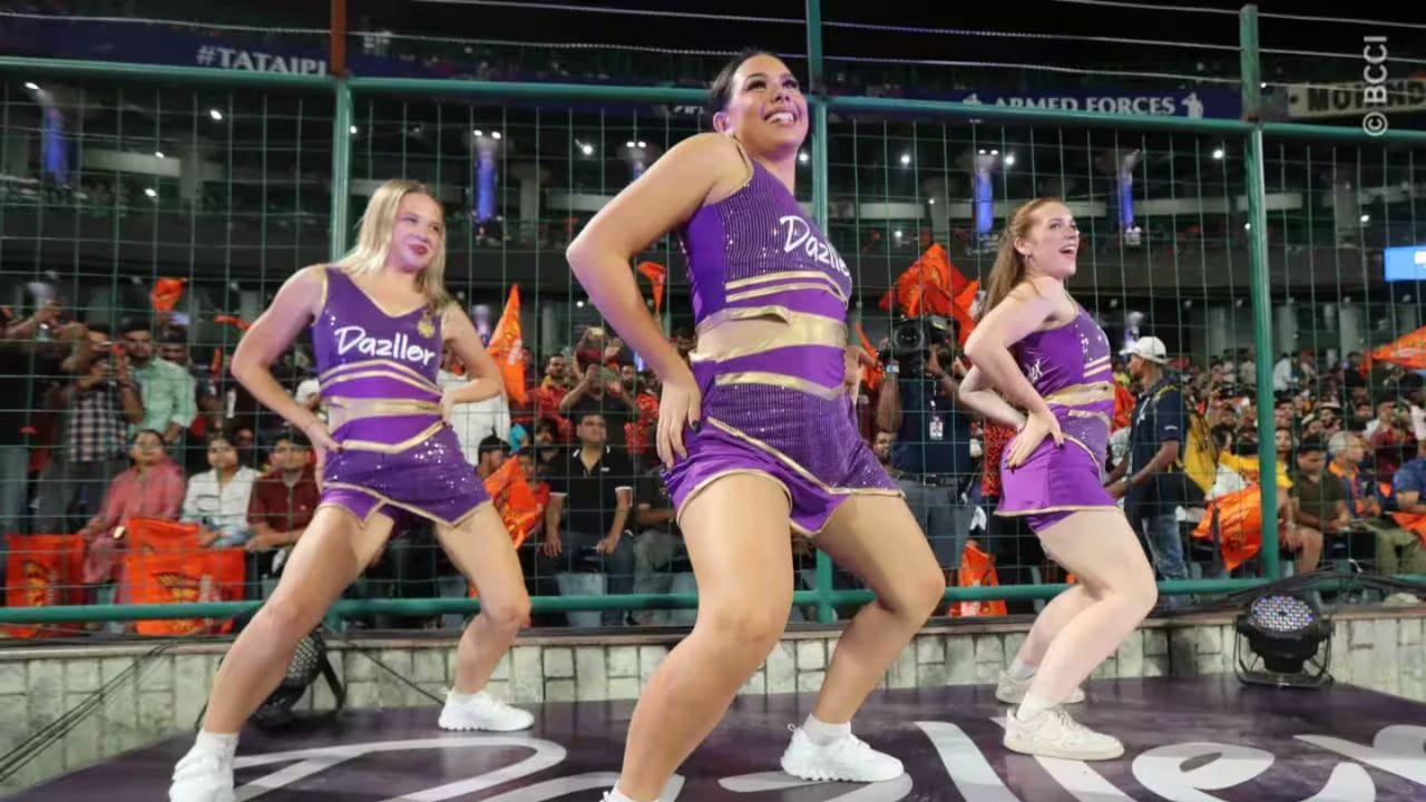 કોલકાતા નાઈટ રાઈડર્સ ચીયરલીડર્સને સૌથી વધુ સેલરી આપતી ટીમ છે. KKRની ચીયરલીડર્સને પ્રતિ મેચ અંદાજે ₹24,000 થી ₹25,000 મળે છે. મુંબઈ ઈન્ડિયન્સ અને રોયલ ચેલેન્જર્સ બેંગલોર જેવી ટીમો પણ પાછળ નથી અને લગભગ ₹20,000 સુધી ચૂકવે છે.