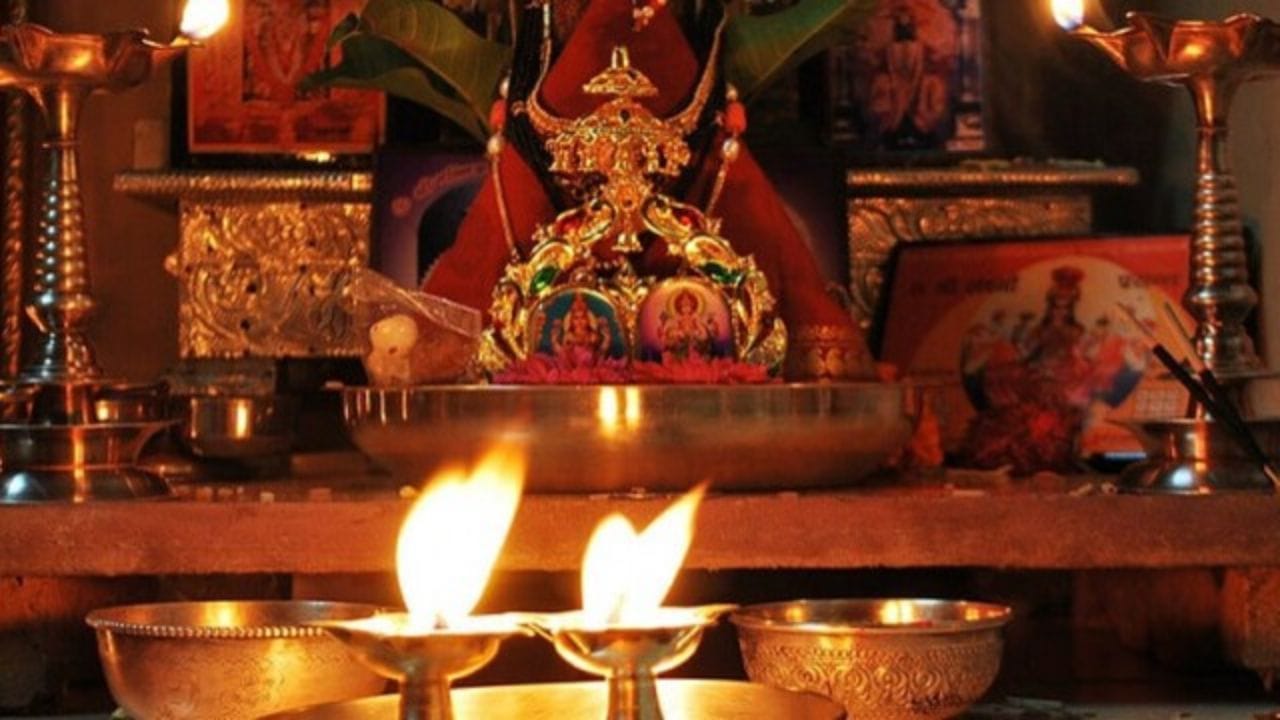 સૌ પ્રથમ, ખાતરી કરો કે મંદિર ખાસ કરીને ઘરના ઉત્તર-પૂર્વ ખૂણામાં સ્થિત છે. આ દિશાને ઉર્જાનો મુખ્ય સ્ત્રોત માનવામાં આવે છે; પરિણામે, અહીં મંદિરની સ્થાપના ખૂબ જ શુભ અને ફળદાયી માનવામાં આવે છે. વધુમાં, એવું વ્યાપકપણે માનવામાં આવે છે કે આ ચોક્કસ દિશા બધા દેવતાઓનું નિવાસસ્થાન છે. વધુમાં, ખાતરી કરો કે મંદિરમાં મૂકવામાં આવેલી મૂર્તિઓ વચ્ચે ઓછામાં ઓછું 1 થી 2 ઇંચનું અંતર હોય. મંદિર ક્યારેય બેડરૂમ અથવા શૌચાલયની નજીક ન આવે તેની પણ કાળજી લેવી જોઈએ. માર્ગદર્શિકા અનુસાર, ઘરનું મંદિર સીડીની નીચે સીડી પણ ન રાખવી જોઈએ, કારણ કે આ અશુભ માનવામાં આવે છે. (ફોટો ક્રેડિટ-સોશિયલ મીડિયા)