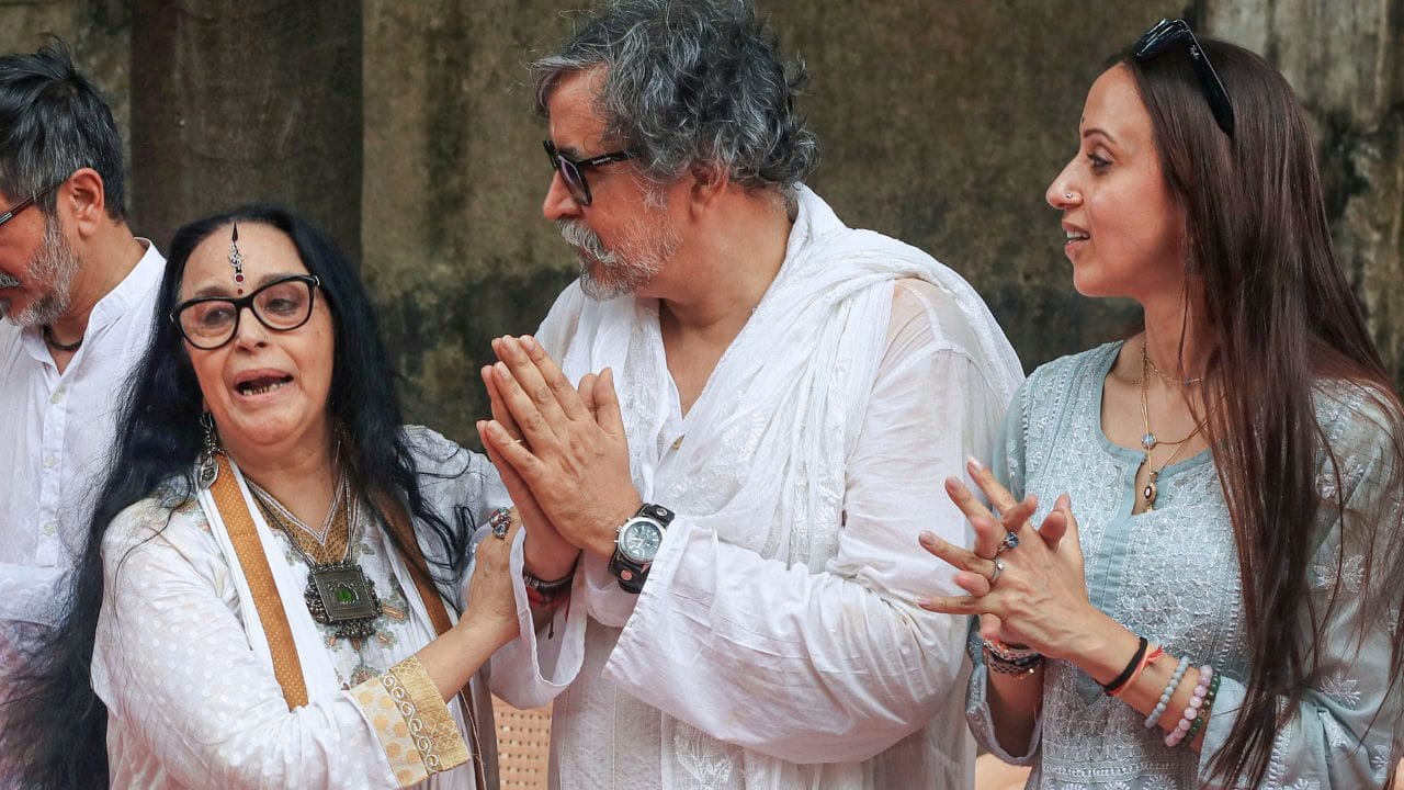 ઇલા અરુણ એક અભિનેત્રી, ટીવી પર્સનાલિટી અને રાજસ્થાની લોક-પોપ સિંગર છે. જે હિન્દી સિનેમા અને ભારતીય પોપમાં તેમના કામો માટે જાણીતી છે. તેમણે લમ્હે, જોધા અકબર, શાદી કે સાઇડ ઇફેક્ટ્સ અને બેગમ જાન જેવી અનેક ફેમસ બોલિવૂડ ફિલ્મોમાં અભિનય કર્યો છે.