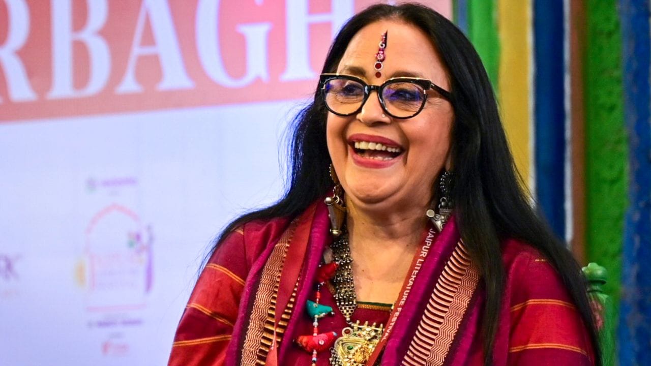 "રાત અકેલી હૈ", જે એક નેટફ્લિક્સ ફિલ્મ છે અને 31 જુલાઈ 2020 ના રોજ રિલીઝ થઈ હતી,  હીરો "નવાઝુદ્દીન સિદ્દીકી" ની માતાની ભૂમિકા ભજવી હતી અને સ્થાનિક બોલીમાં સંવાદો યોગ્ય રીતે રજૂ કર્યા હતા.