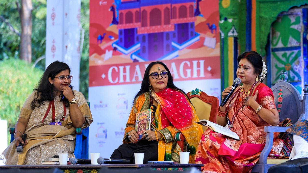 ઈલા અરુણનો જન્મ 15 માર્ચ  1954ના રોજ રાજસ્થાનના જોધપુરના કાન્યકુબ્જા બ્રાહ્મણ પરિવારમાં થયો હતો.તે જયપુરની રહેવાસી છે.તે પિયુષ પાંડે અને પ્રસૂન પાંડેની બહેન છે. તેની માતા ભગવતી પાંડે હતી. તેના લગ્ન અરુણ બાજપેયી સાથે થયા છે. ઇલા અરુણ ઇશિતા અરુણની માતા છે.