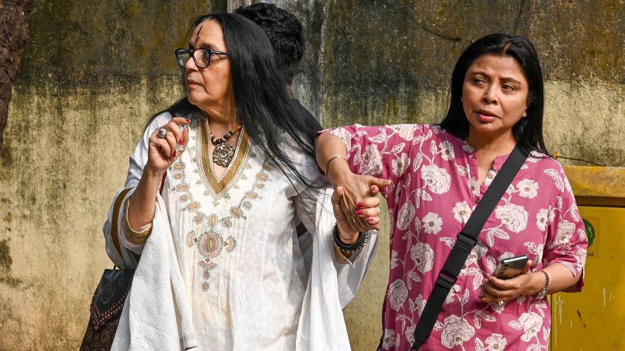 જાહેરાત જગતમાં ક્રાંતિ લાવનાર સુપ્રસિદ્ધ જાહેરાત ગુરુ પિયુષ પાંડેનું નિધન થઈ ચૂક્યું છે. તેઓ "મિલે સુર મેરા તુમ્હારા" થી લઈને "અબકી બાર મોદી સરકાર" સુધીના ડઝનબંધ જિંગલ્સના લેખક હતા.