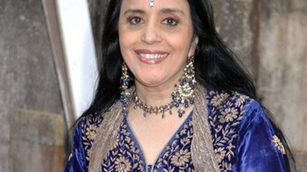 ઇલા અરુણનો જન્મ જયપુરમાં નવ બાળકોના પરિવારમાં થયો હતો, સાત બહેન અને બે ભાઈ છે.  તેમના પિતા રાજસ્થાન રાજ્ય સહકારી બેંકમાં કામ કરતા હતા.તેઓ રાજસ્થાન રાજ્ય માટે રણજી ટ્રોફીમાં રમ્યા હતા.